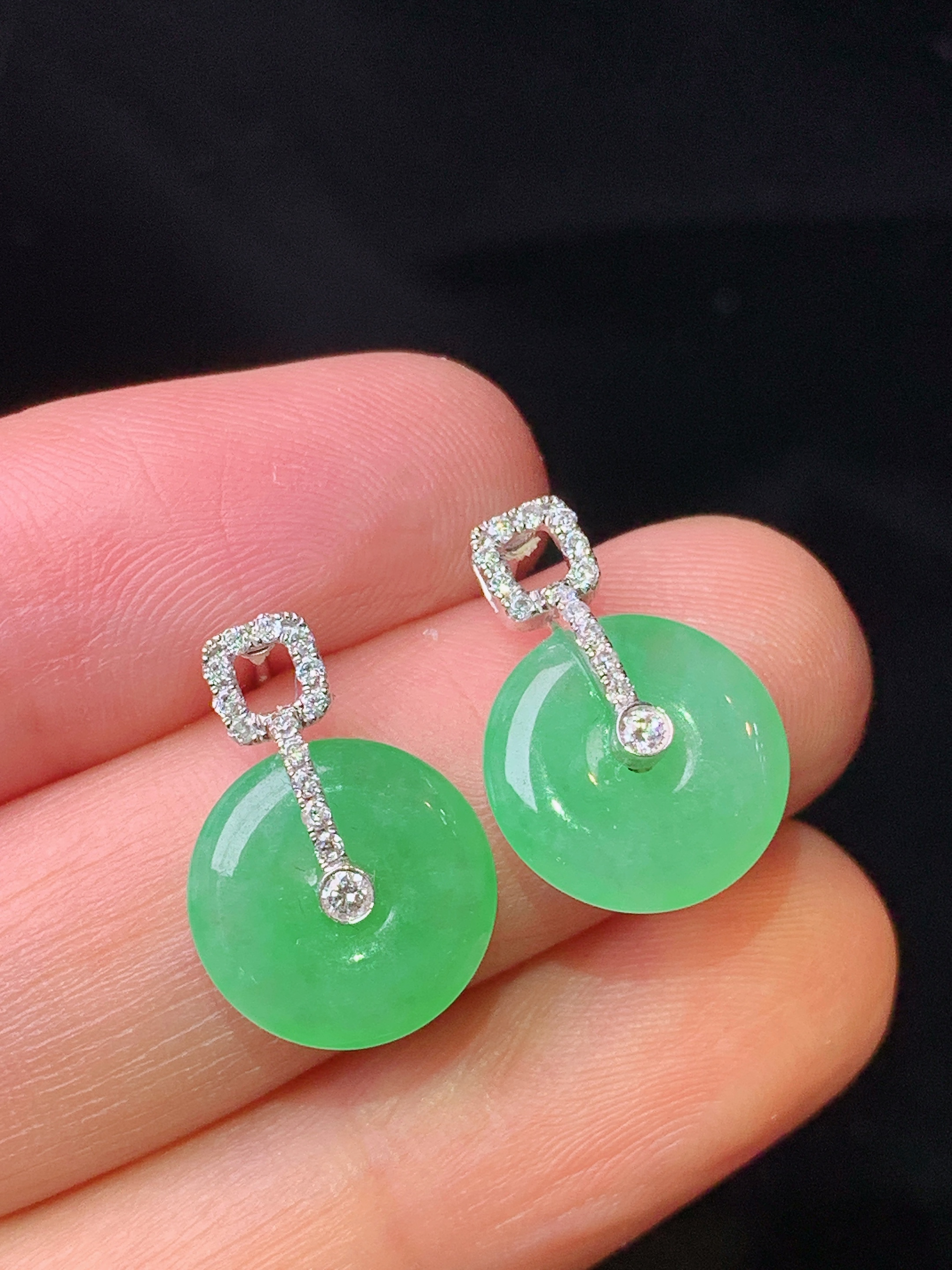 18k金钻镶嵌翠绿平安扣耳钉 玉质细腻 色泽艳丽清新 整体尺寸16.3*11.5*2.8