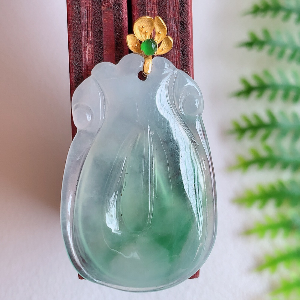 18k金扣冰飘花福贝翡翠吊坠，寓意“辈辈有福，财源广进”水足莹润。通体清新通透，佩戴效果优雅迷人，W142.5  尺寸：26-18-3.2mm