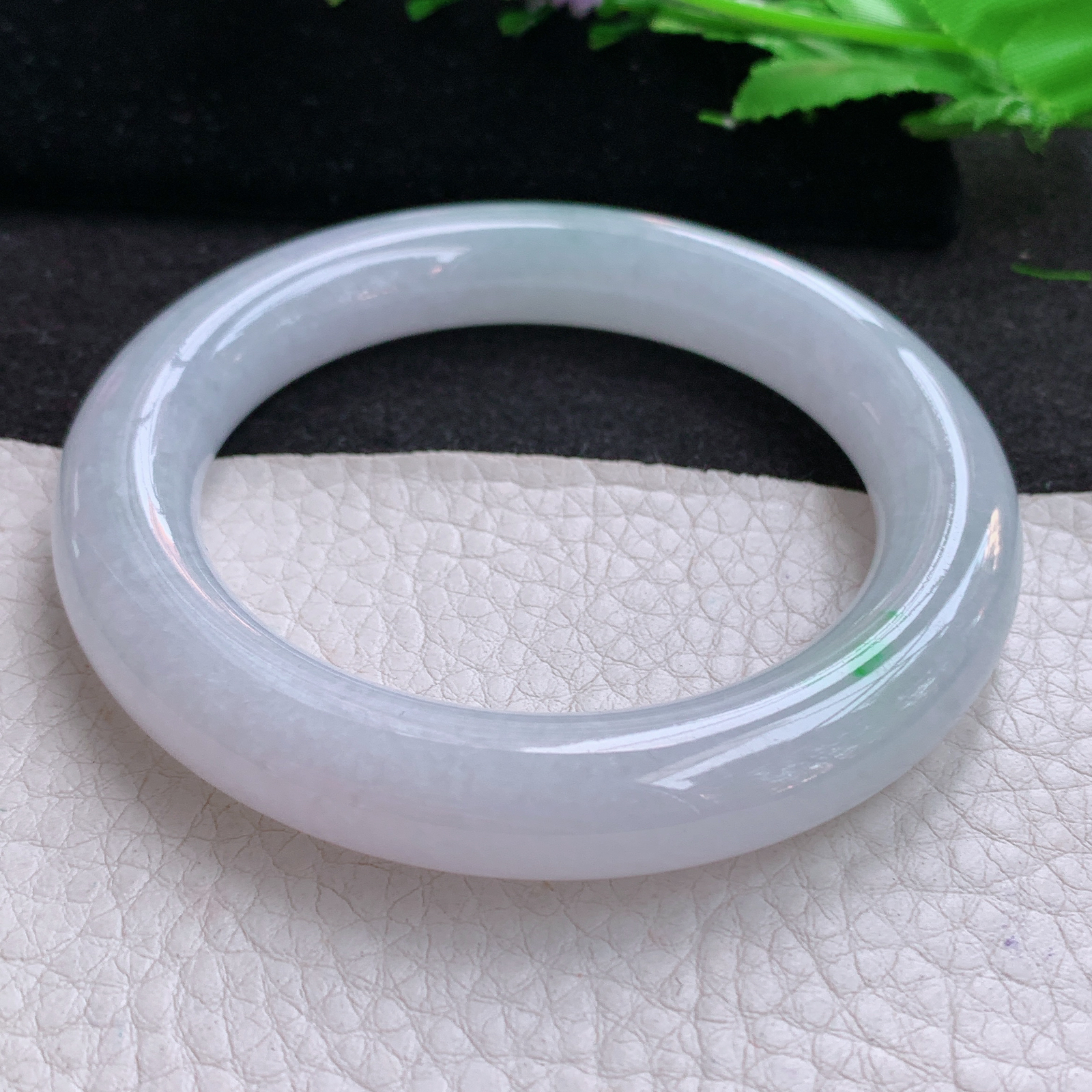 xo实拍56*11.2美人镯 天然缅甸翡翠A货胶润飘阳绿圆条玉手环