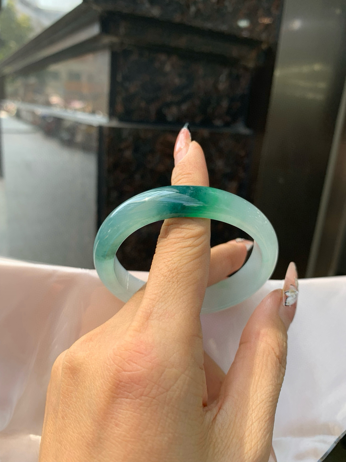 冰墨绿贵妃
54-45.8-7.2-11.8
打灯棉线，底妆冰透，细腻，烟雨入江南，丹青水墨，朦胧江南的意境镯，青花瓷般的冰飘蓝花水墨画，妙笔丹青笔墨如画，镯子青白分明如盈盈碧水莹润水灵山水画，飘逸灵动的画色倘徉在水光中泛起阵阵涟漪。