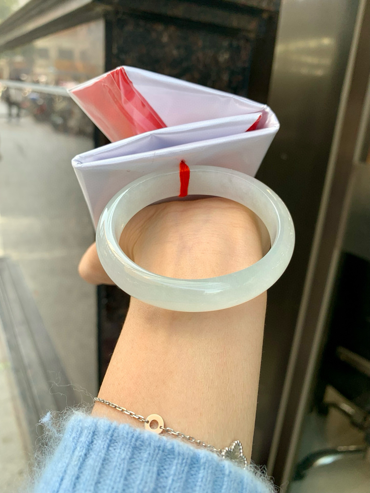 白冰贵妃
54.5-47.8-6.7-12.7
打灯细纹，不影响，底妆纯净冰透，一腕清透，干净无瑕，不愧是翡翠中的初恋，无色亦动人