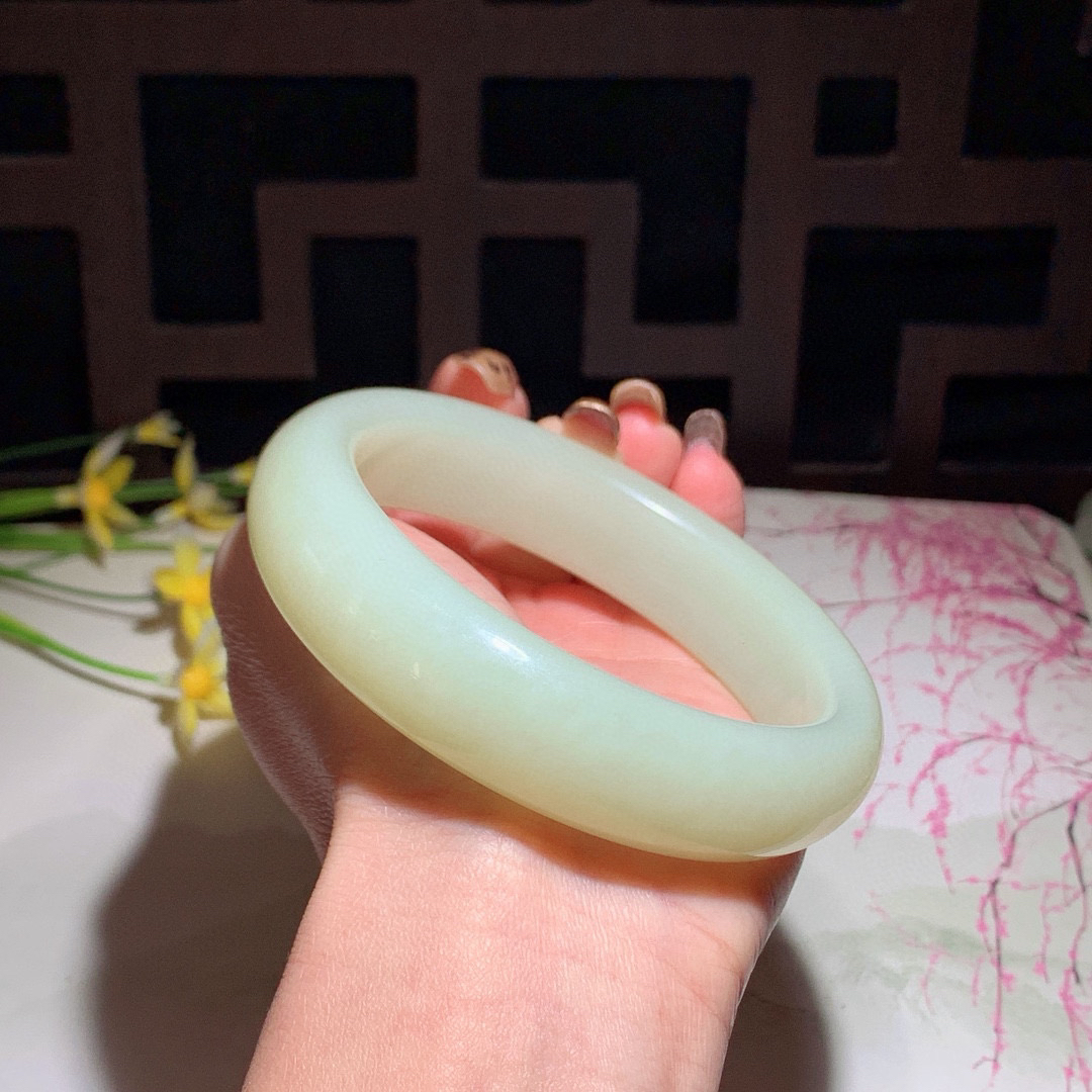 和田玉65圈口黄口料手镯！玉质细腻油润 底色纯净 无裂无杂 脂粉好，品质高。