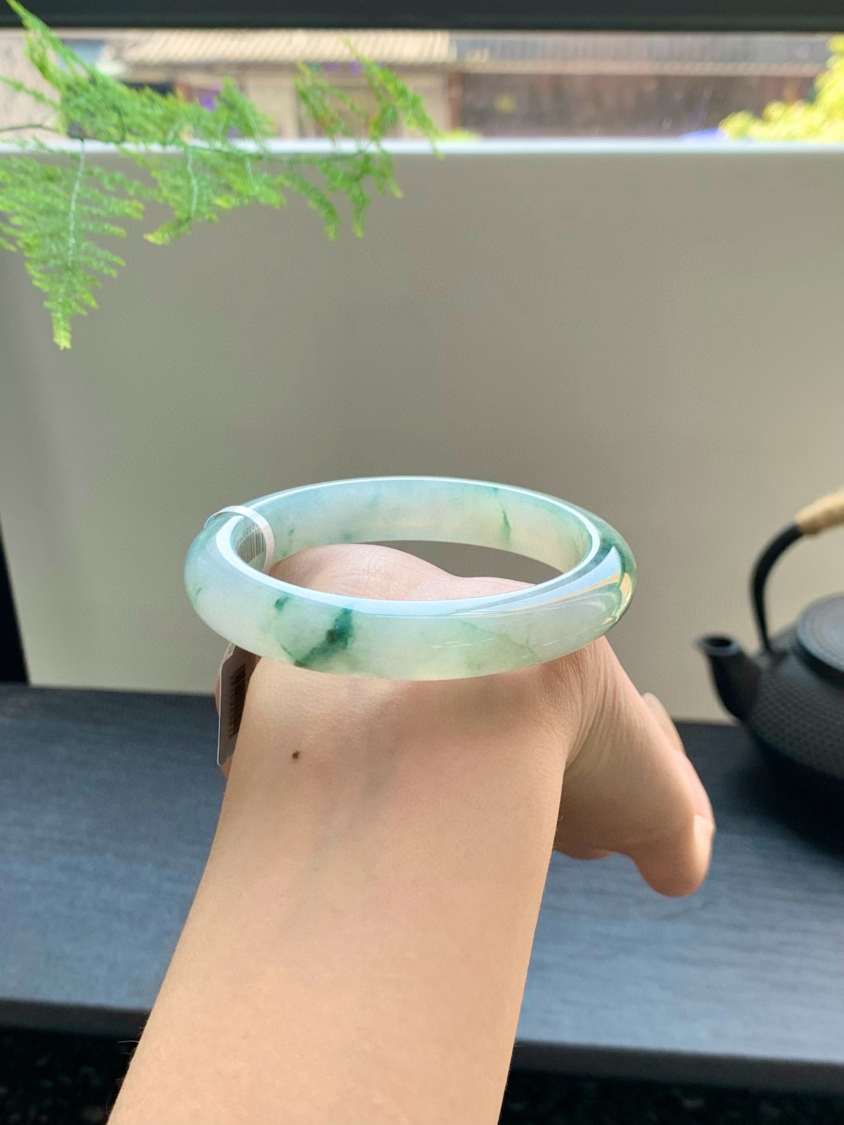 【冰飘花手镯】
精致而优雅，宛如绿叶般翠绿细腻，展现着大自然的生命力和美丽️
【尺寸】57-11.8-8mm