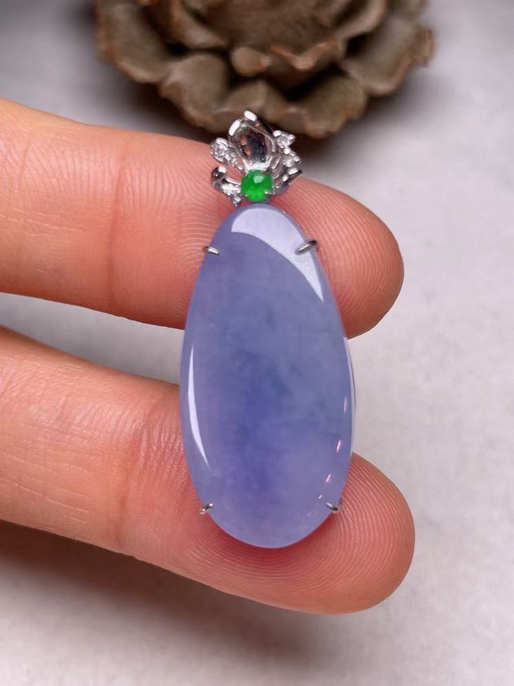 冰糯种紫罗兰无事牌吊坠，真金真钻镶嵌，种水好，玉质细腻 .裸石尺寸 26.2*12.9