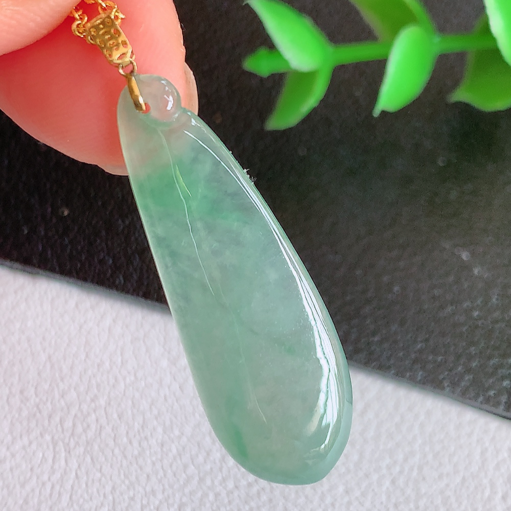 18k金扣冰润福瓜翡翠吊坠，呱呱来财，福气满满的美好寓意，清新自然  沁人心脾，造型独特，清秀高雅  W141.5 尺寸：34.5-11.8-3.8mm