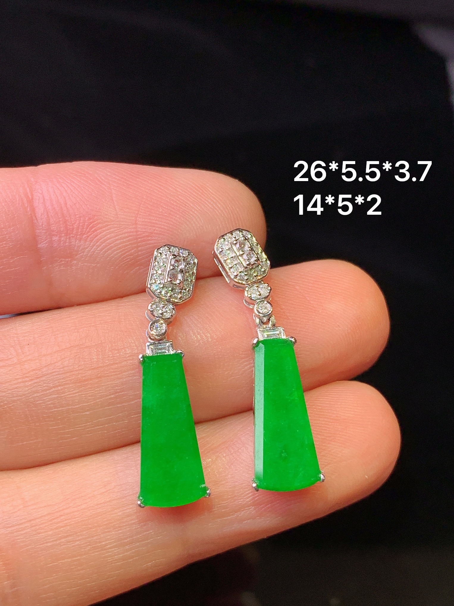 18k金钻镶嵌满绿无事牌耳坠 玉质细腻 色泽艳丽清新 整体尺寸26*5.5*3.7