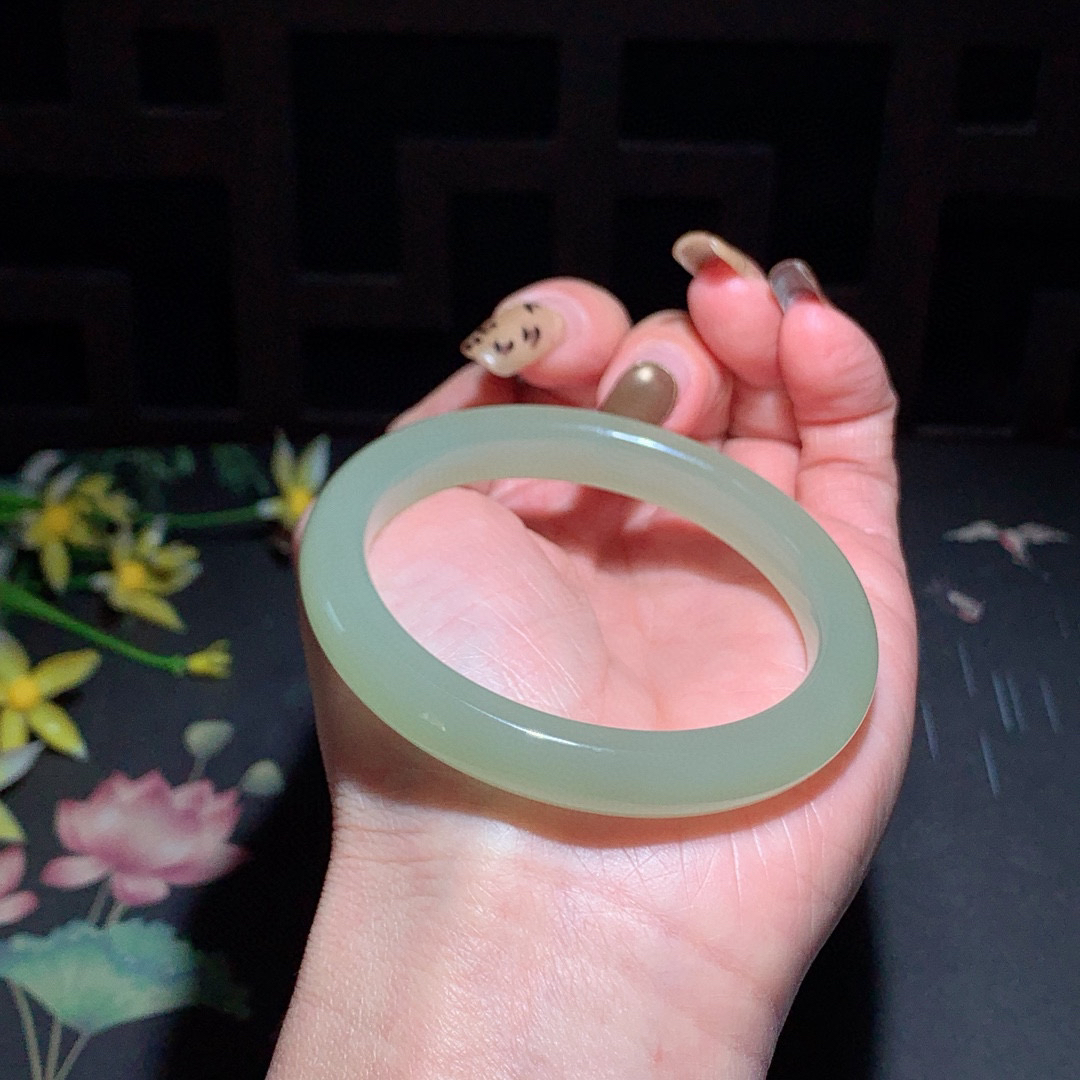 和田玉53.5圈晴水色手镯！玉质细腻油润 底色纯净 无裂无杂 脂粉好，品质高。