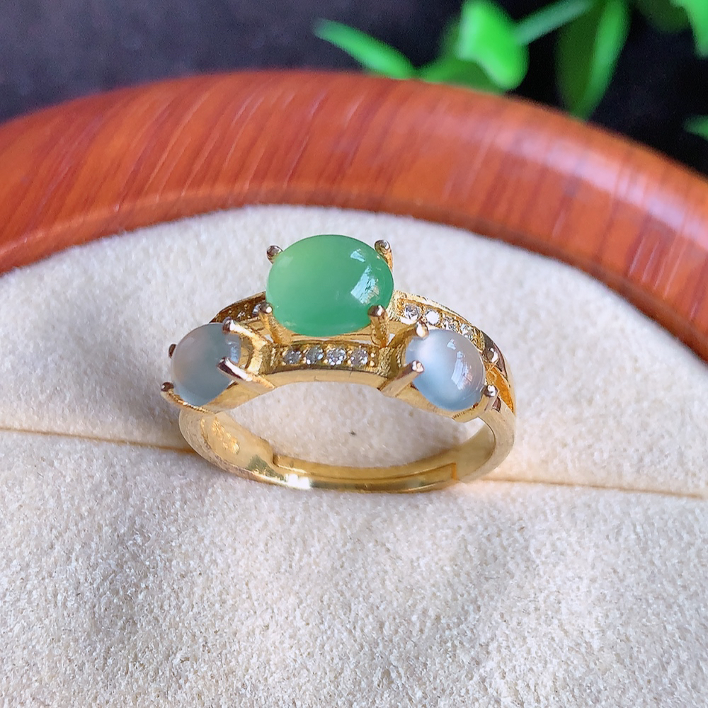 冰润精美环形翡翠戒指  玉质细腻  冰清玉润  飘花灵动  颜色漂亮  W815.5  内径尺寸：17.5mm  取一裸石尺寸：7-5.7mm