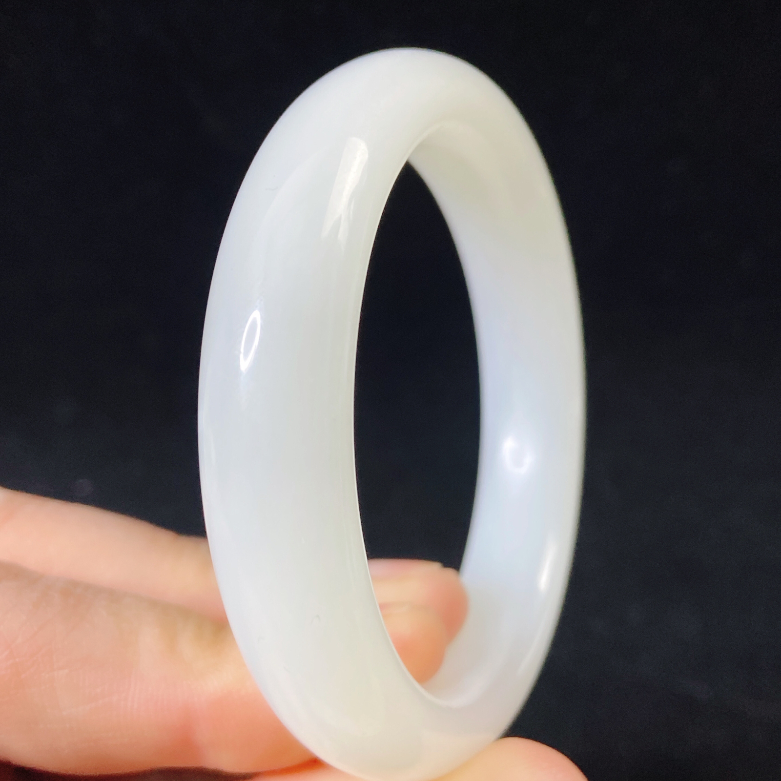 57圈口和田玉白玉手镯，镯型古朴典雅。在诗情画意的雨巷相遇，你是我腕间的一抹风情，有你眸有深情.清风