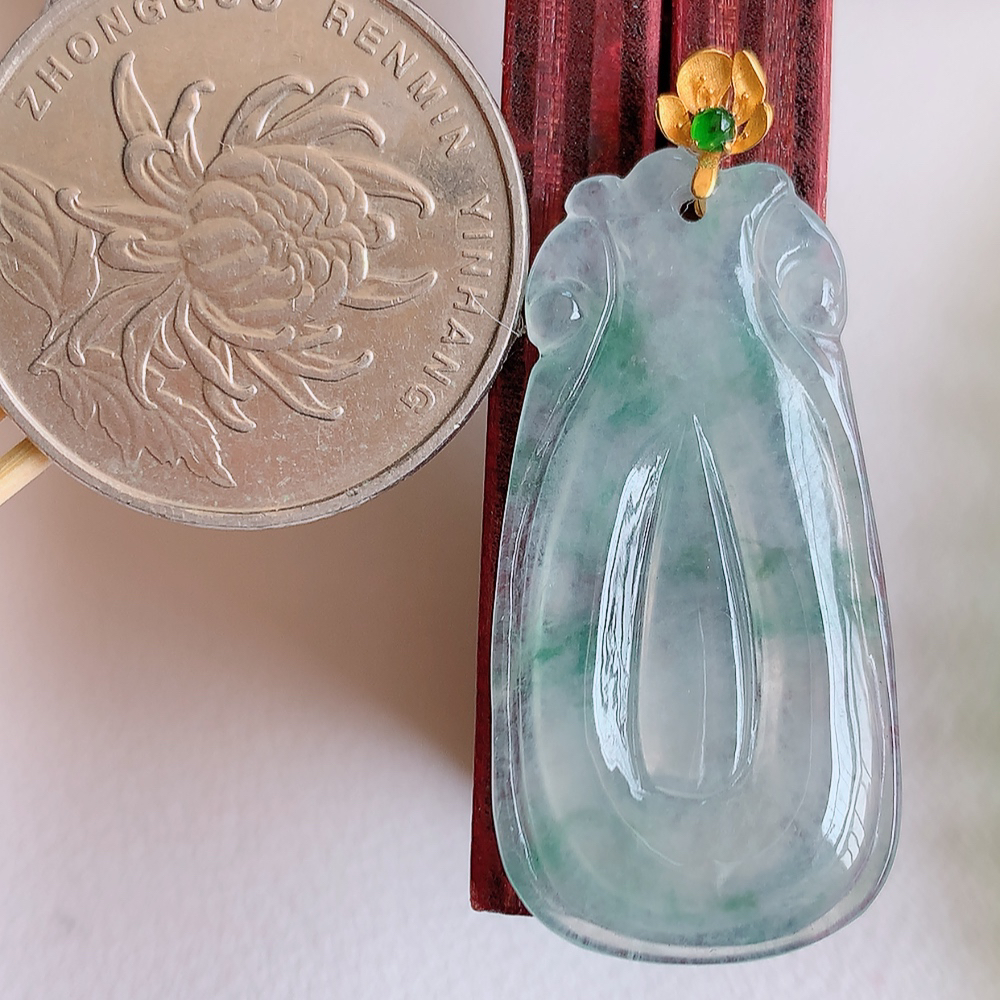 18k金扣冰润福贝翡翠吊坠，寓意“辈辈有福，财源广进”水足莹润。通体清新通透，佩戴效果优雅迷人，W142.5  尺寸：34-17-2.8mm