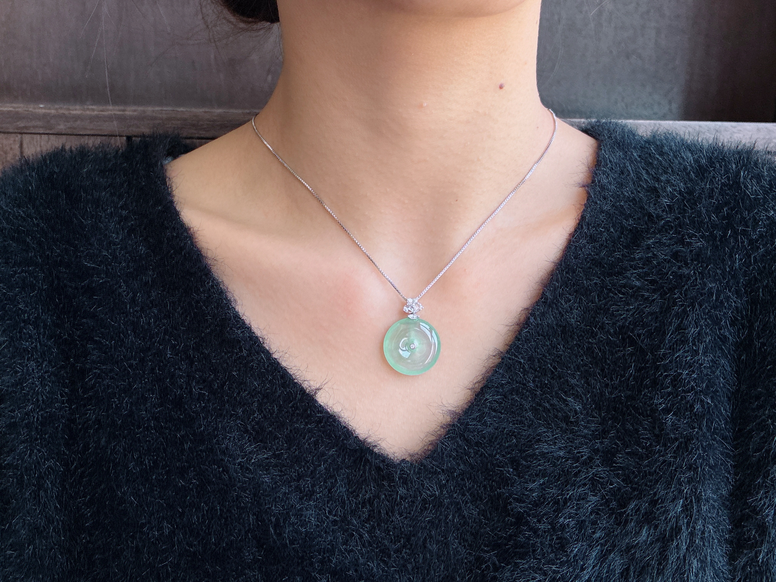 【镶嵌】玻璃种平安扣吊坠  
【说明】缅料 18k金镶嵌 完美 性价比高  
【整体】27.3
【裸石】20.4-5.7
【重量】5.7克