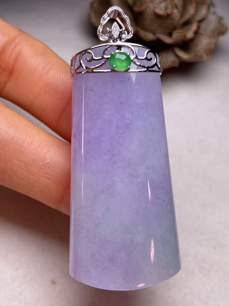 冰糯种紫罗兰无事牌吊坠，真金真钻镶嵌，种水好，玉质细腻 .裸石尺寸 50.0*23.8