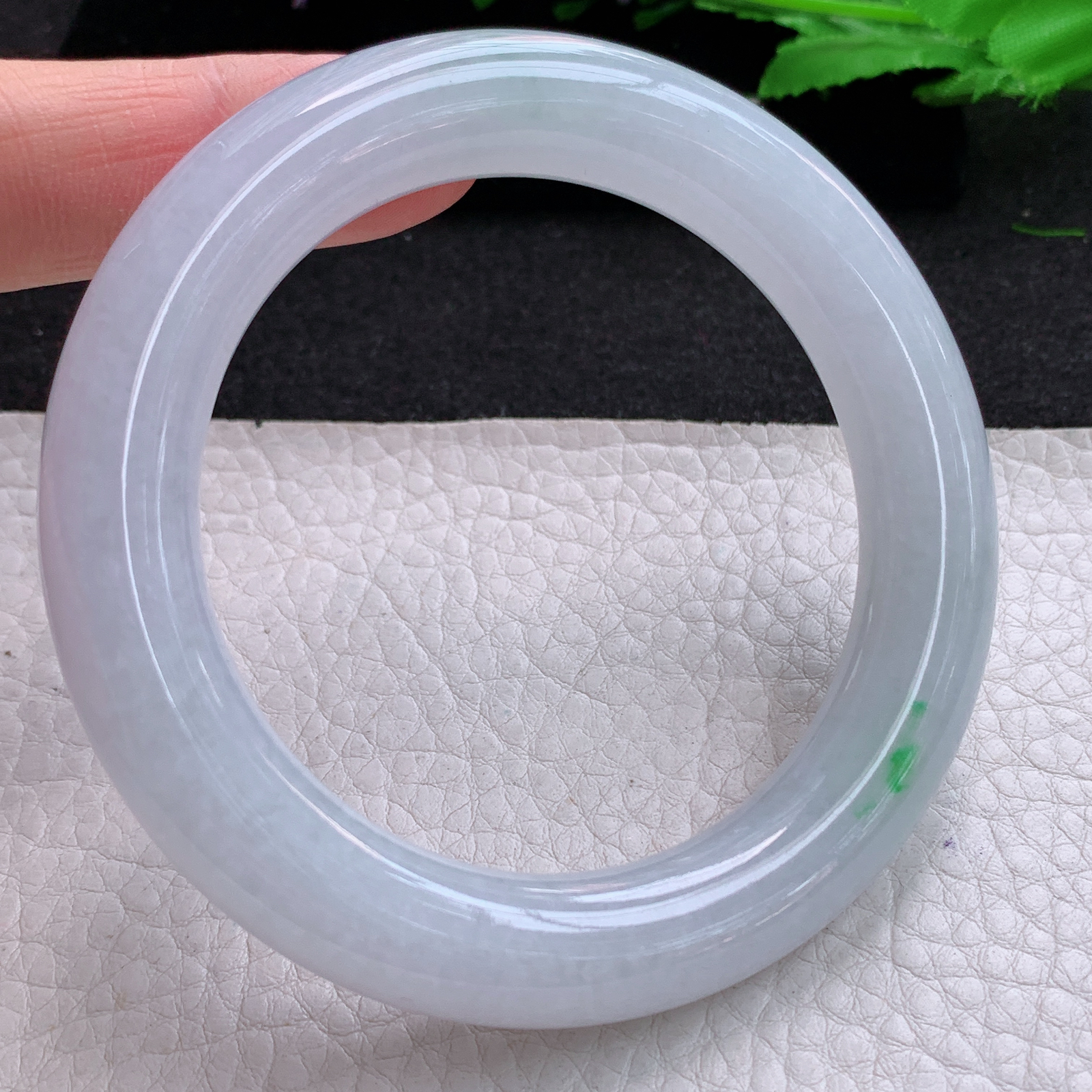 xo实拍56*11.2美人镯 天然缅甸翡翠A货胶润飘阳绿圆条玉手环