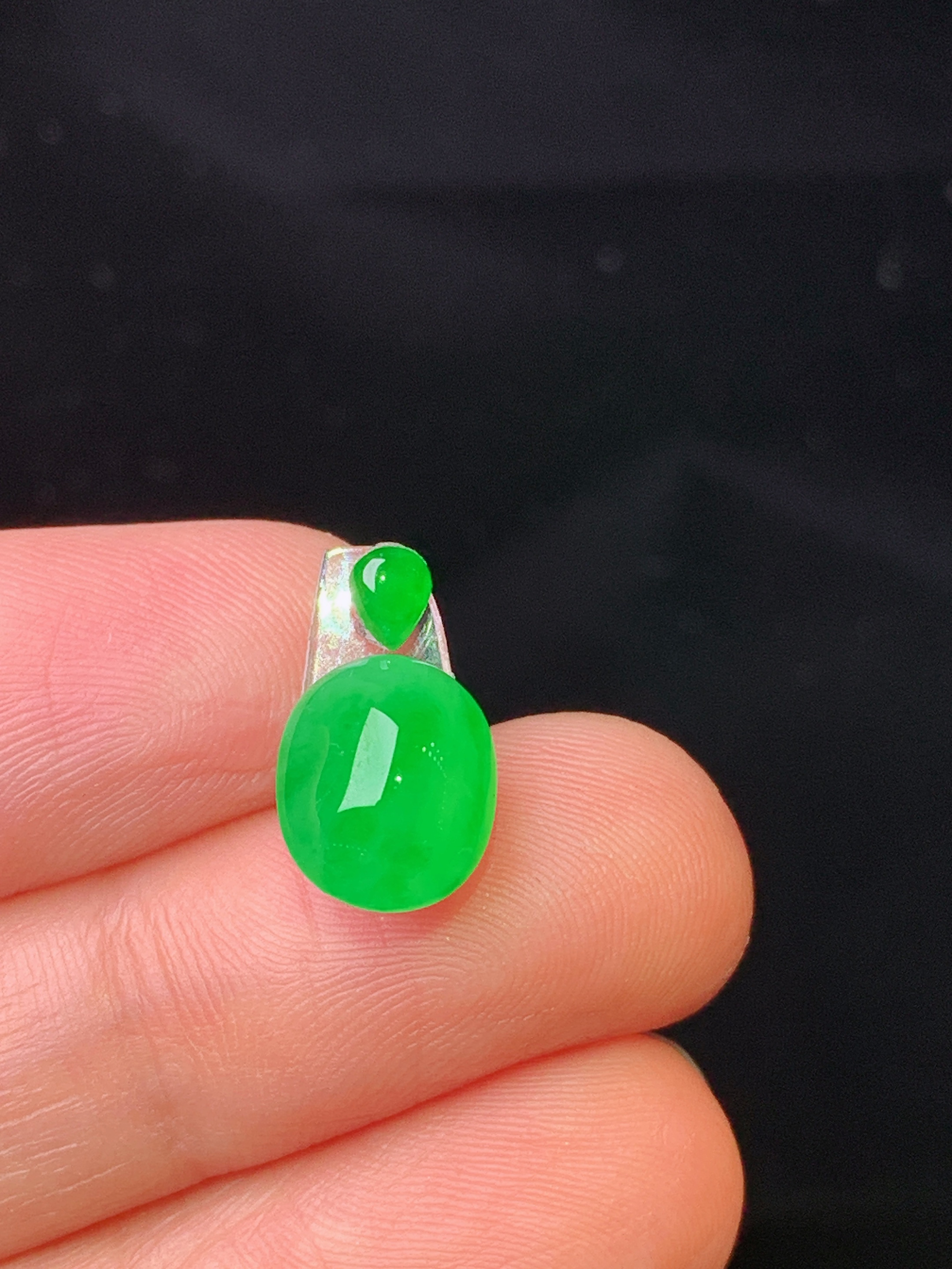 镶嵌款 满绿蛋面吊坠 玉质细腻 色泽艳丽清新 整体尺寸10*8*5.2