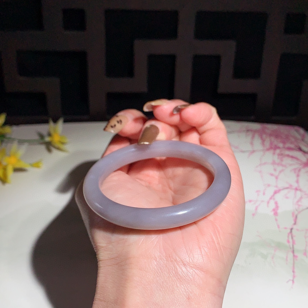 和田玉51.5圈口紫罗兰色手镯！玉质细腻油润 底色纯净 无裂无杂 脂粉好，品质高。