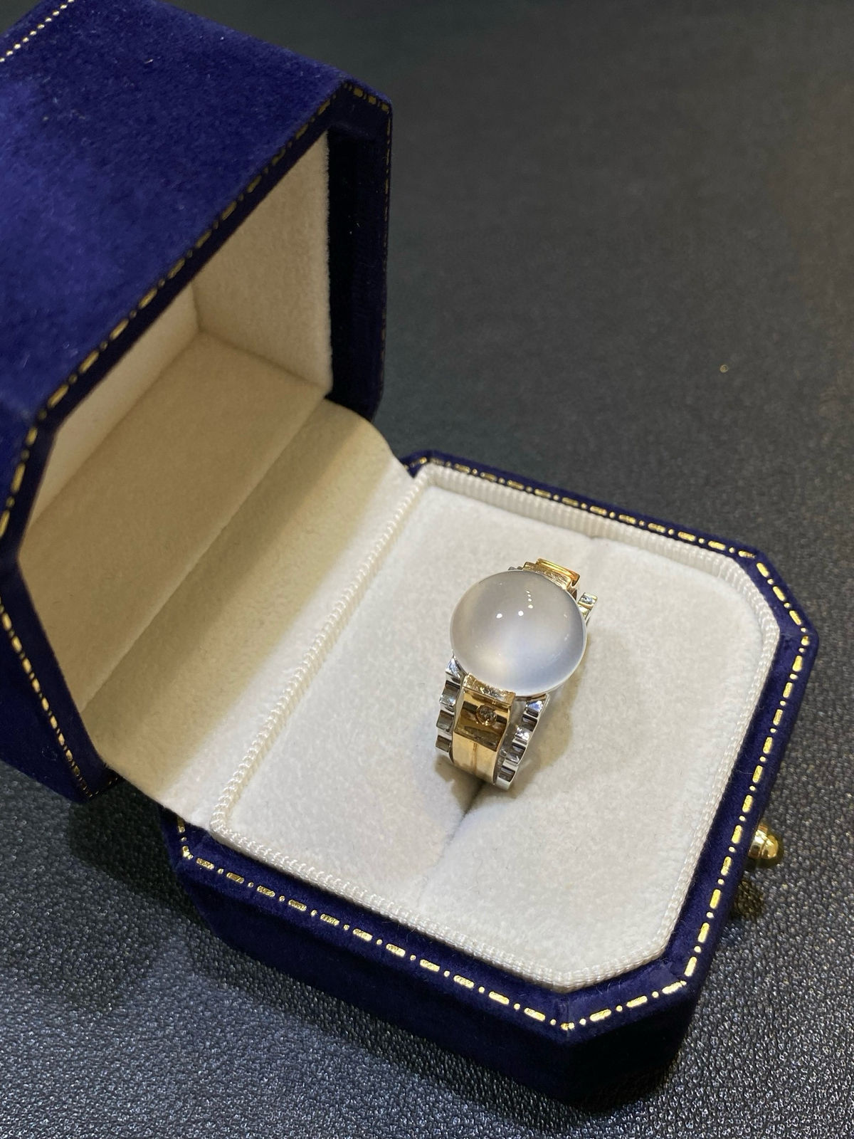 女神节特惠
18Ｋ玻璃种鸽子蛋蛋面戒指
裸石12/5.8