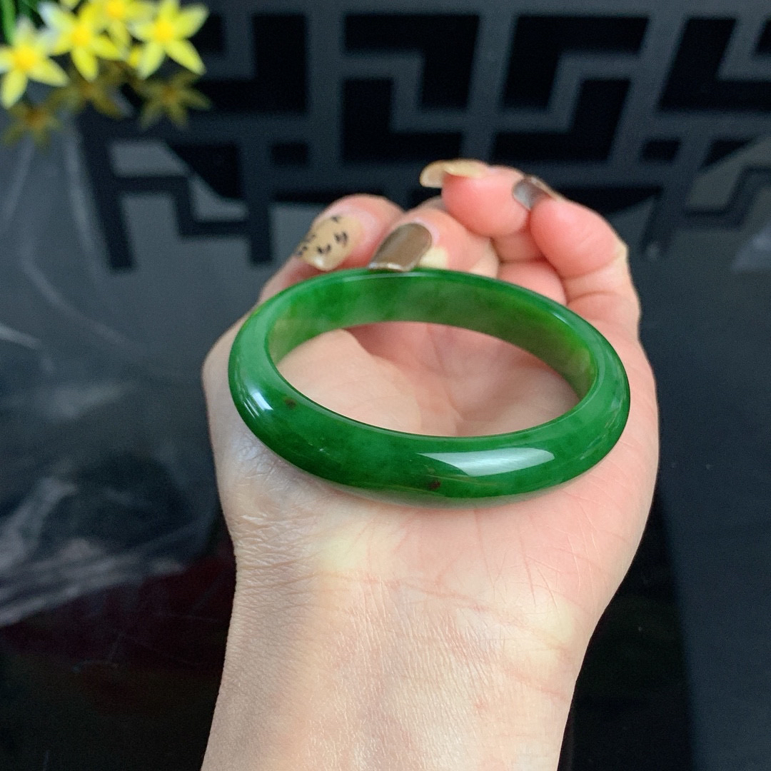 和田玉51.5圈口阳绿色碧玉手镯！玉质细腻油润 底色纯净 无裂无棉 脂粉好，品质高。