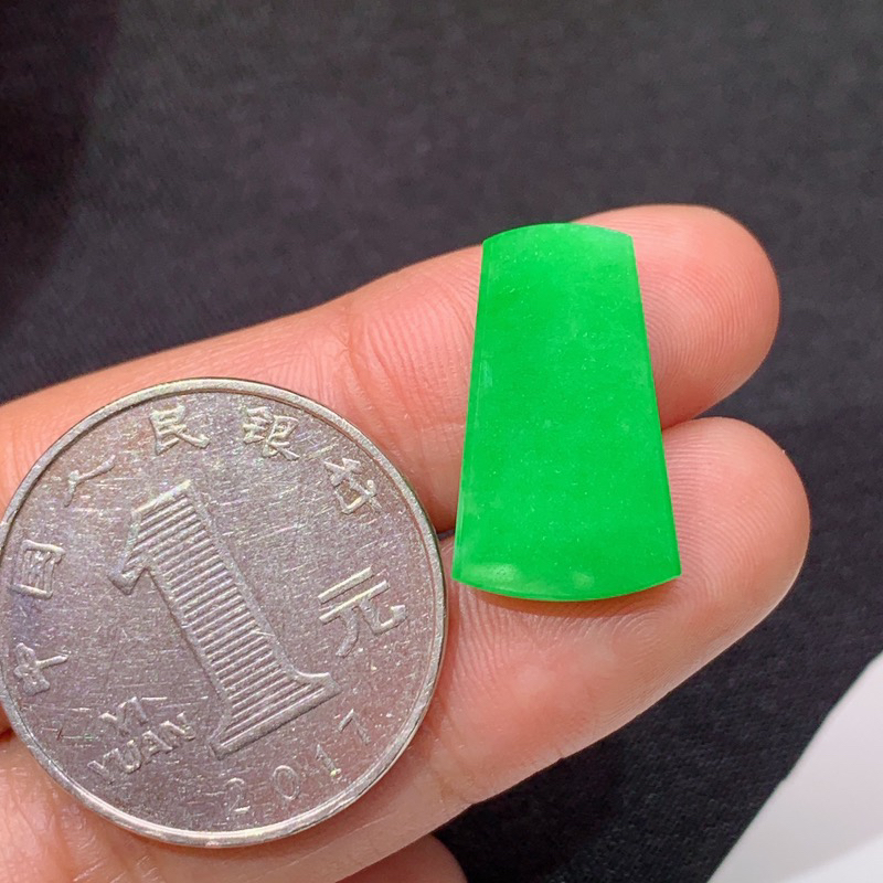 私人专拍
阳绿无事牌，镶嵌佳品，冰润色阳，种水好