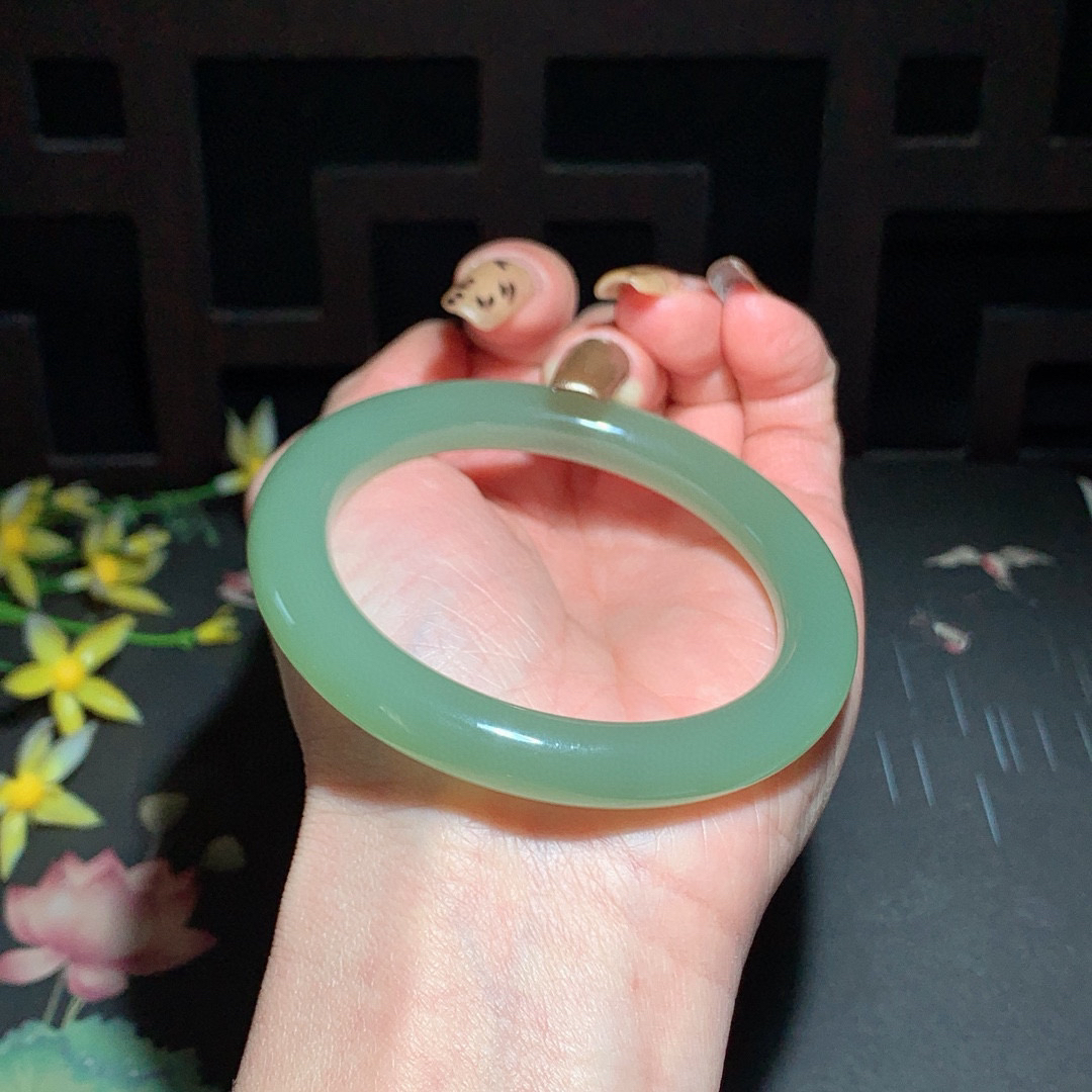 和田玉55圈湖水绿圆条手镯！玉质细腻油润 底色纯净 无裂无杂 脂粉好，品质高。