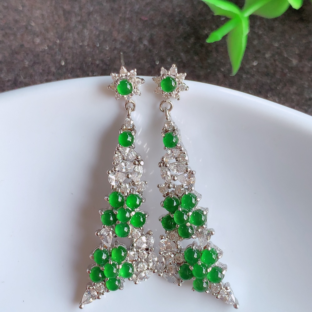 冰透满绿翡翠925银镶嵌耳钉，自然光实拍，翠色灵动，颜色漂亮，种老水足，品相佳，佩戴佳品！W815.5  取一整体尺寸：37-13.5-4.6mm  裸石尺寸：3mm