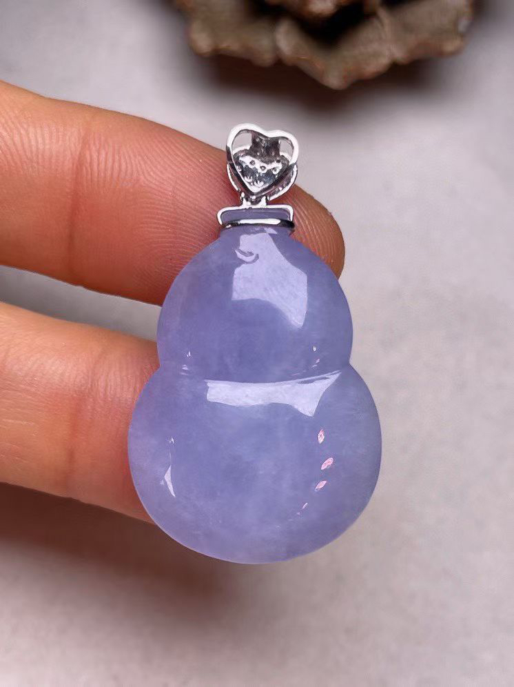 冰糯种紫罗兰葫芦吊坠，真金真钻镶嵌，种水好，玉质细腻 .裸石尺寸 28.3*19.7