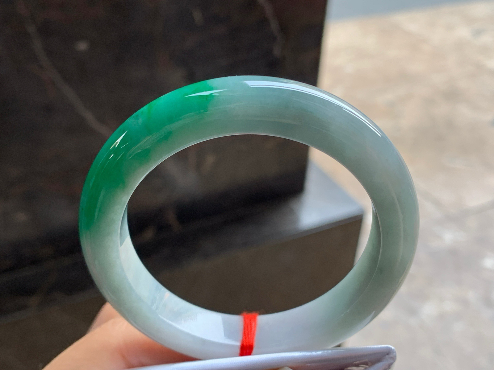 58-12.4-10

绿色手镯^_^鲜艳 玉质温润