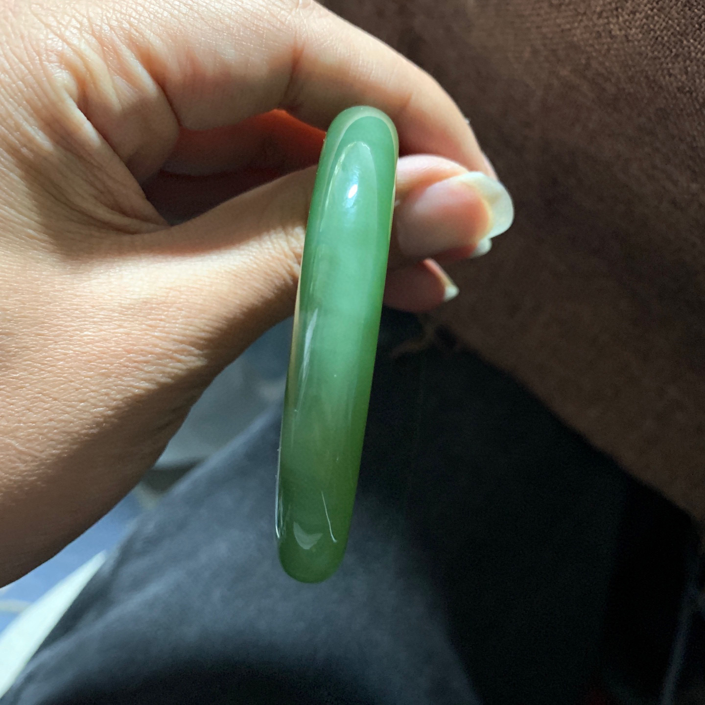 ￼和田玉58.8圈口冰底阳绿色猫眼手镯！精品，猫眼活灵活现，玉质细腻油润 底色纯净 无裂无杂 脂粉好，品质高。