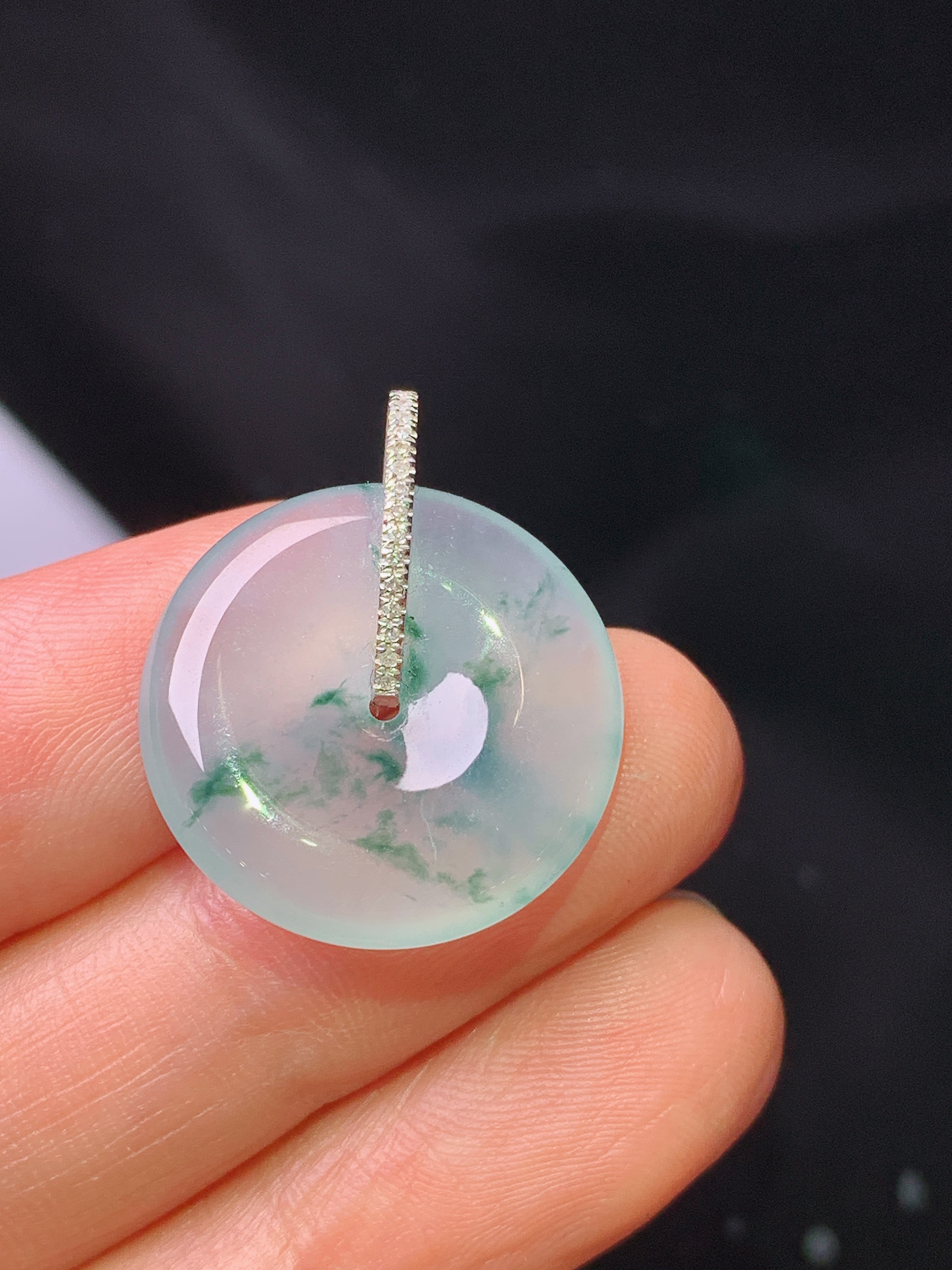 18k金钻镶嵌冰种飘绿平安扣吊坠 玉质细腻 色泽艳丽清新 整体尺寸24.2*20*4.3