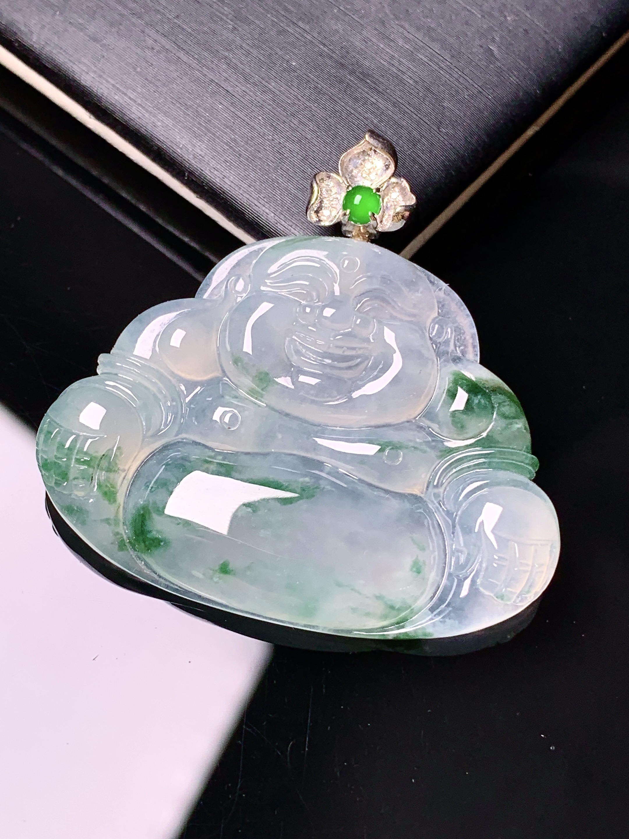 18k金镶嵌不想飘花佛公吊坠 玉质细腻 色泽艳丽清新 整体尺寸35*36*4.8