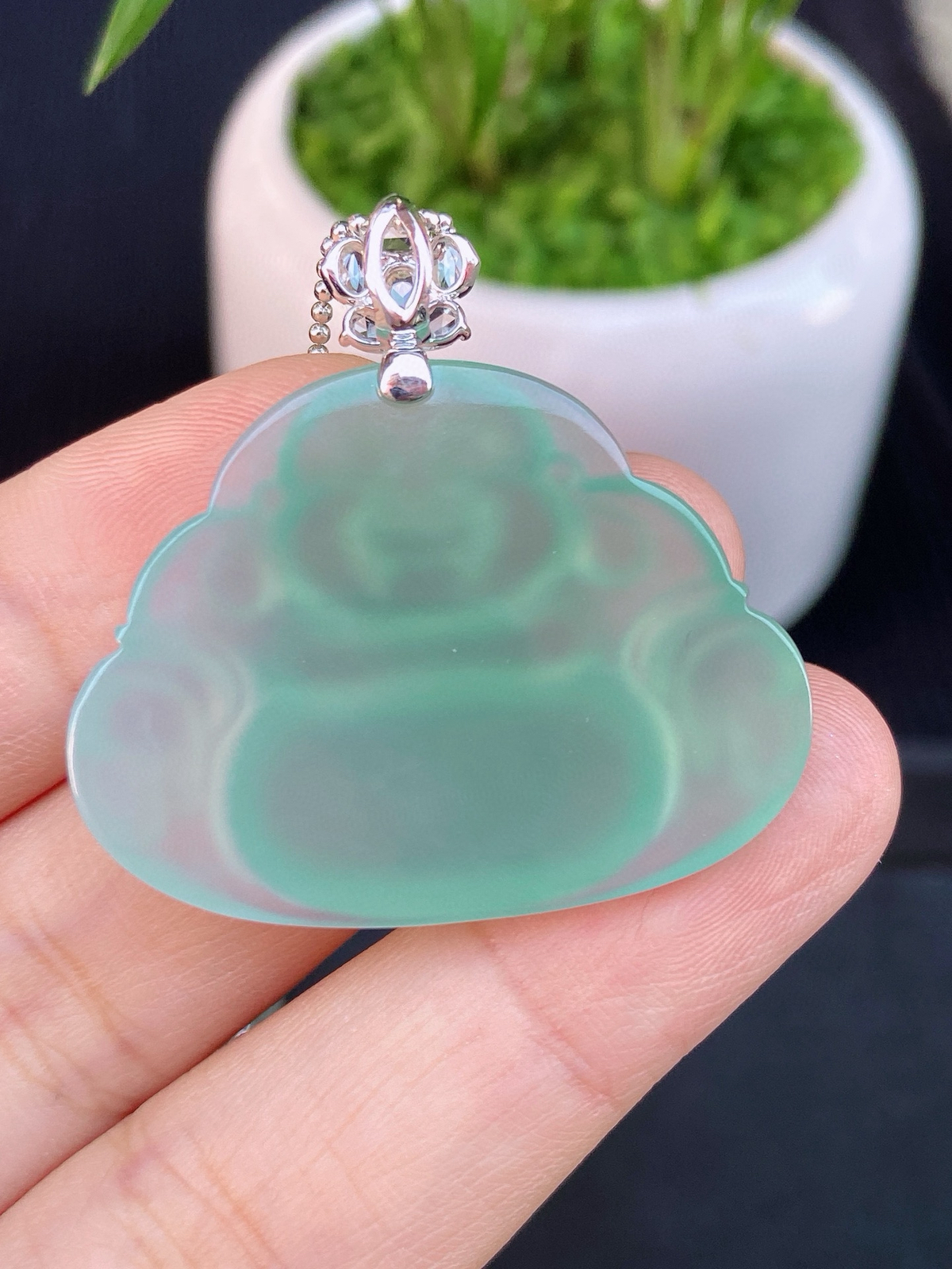 冰晴弥勒佛
冰透水润 底色油润
18k金扣

尺寸如图一 实物更美～