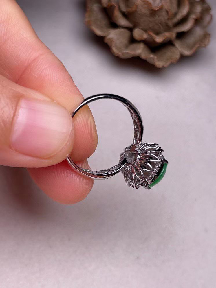 冰种阳绿葫芦戒指 、真金真钻镶嵌，种水好，玉质细腻 .裸石尺寸 11.5*8.5