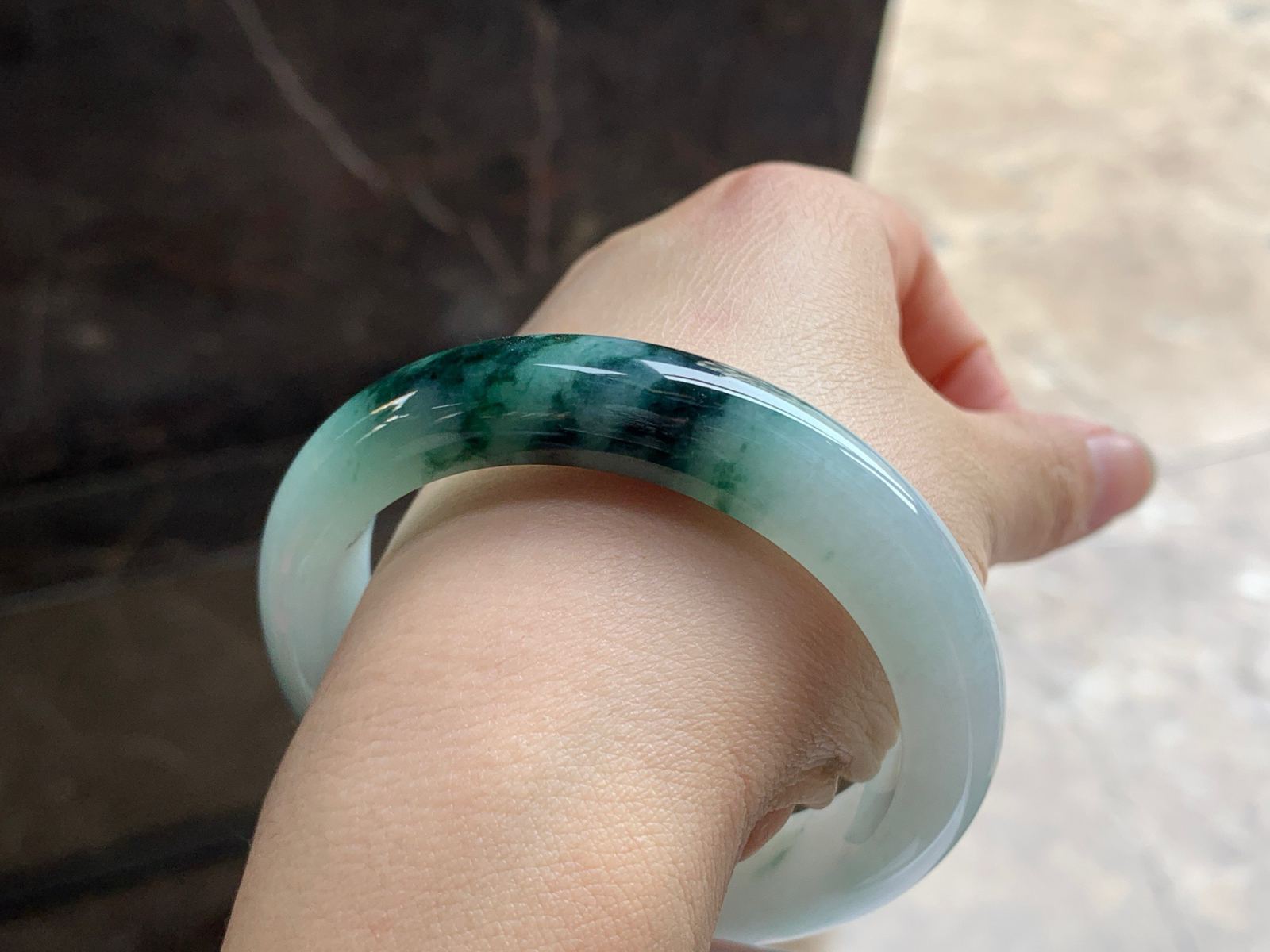 54-12.2-8.7

蓝花手镯^_^颜色鲜艳 玉质温润