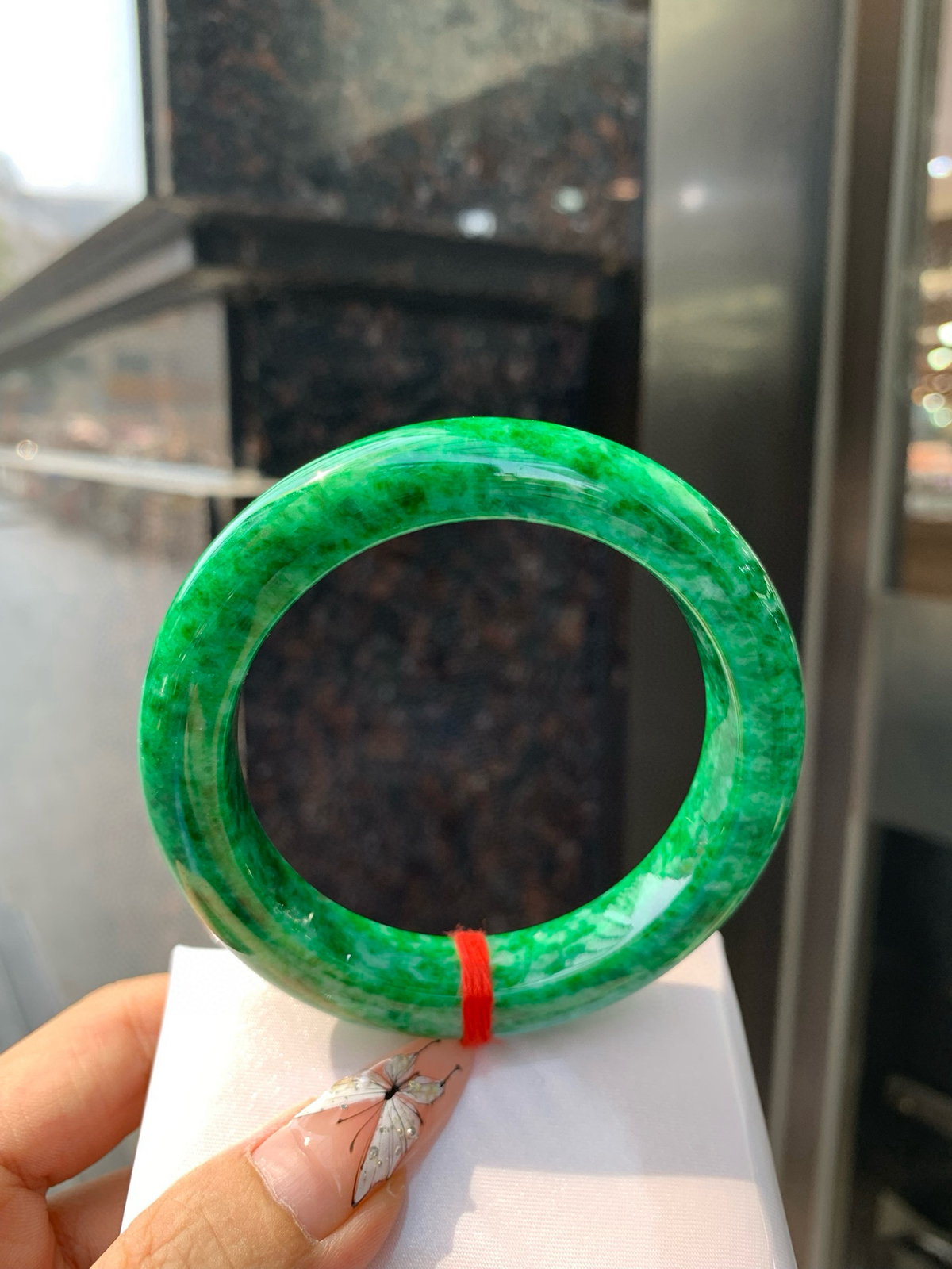 花青翡翠正圈
57.6-9.8-12.7
打灯表皮纹微扣，青黛染烟霞，腕间生碧波，像一汪碧水绕在腕间，深浅交织的翠色宛如水墨丹青，时而清透如春溪，时而浓郁似远山。