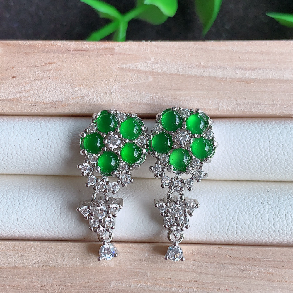 冰透满绿翡翠925银镶嵌耳钉，自然光实拍，翠色灵动，颜色漂亮，种老水足，品相佳，佩戴佳品！W815.5  取一整体尺寸：22-10.6-4.3mm  裸石尺寸：3mm