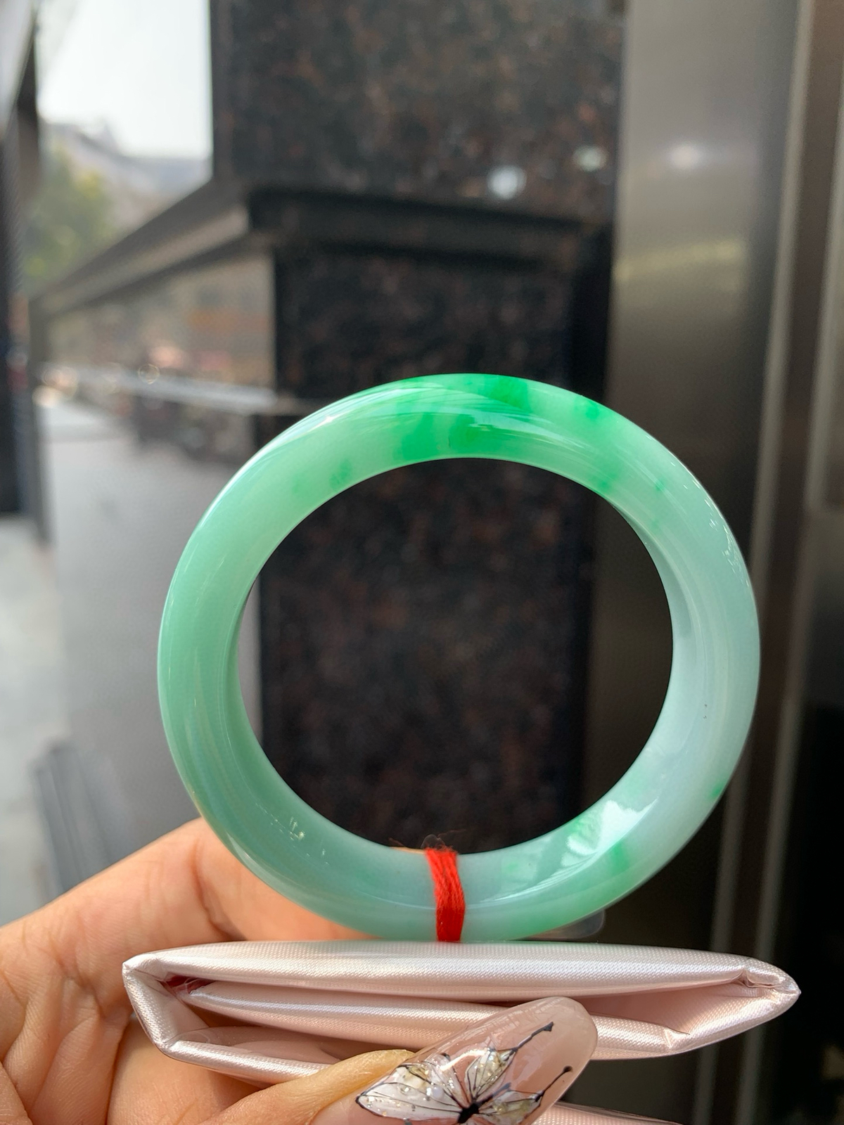 白底青阳绿正圈
53-8.3-11.3
打灯细纹，底妆水润，干净细腻，简约却充满灵气，几抹阳绿花色点