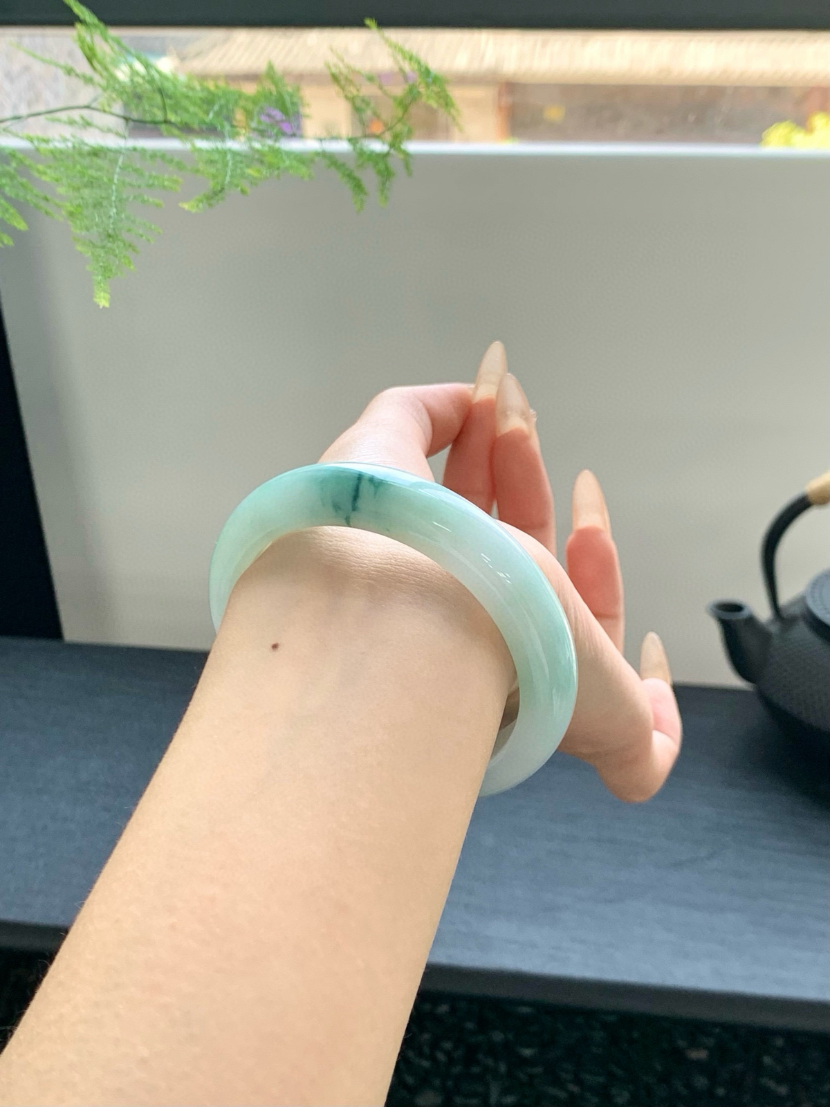 【冰飘花手镯】
浅翠轻漾，如烟似雾，一抹淡绿游弋温润底间，灵动清雅（微瑕）
【尺寸】56-12-8mm