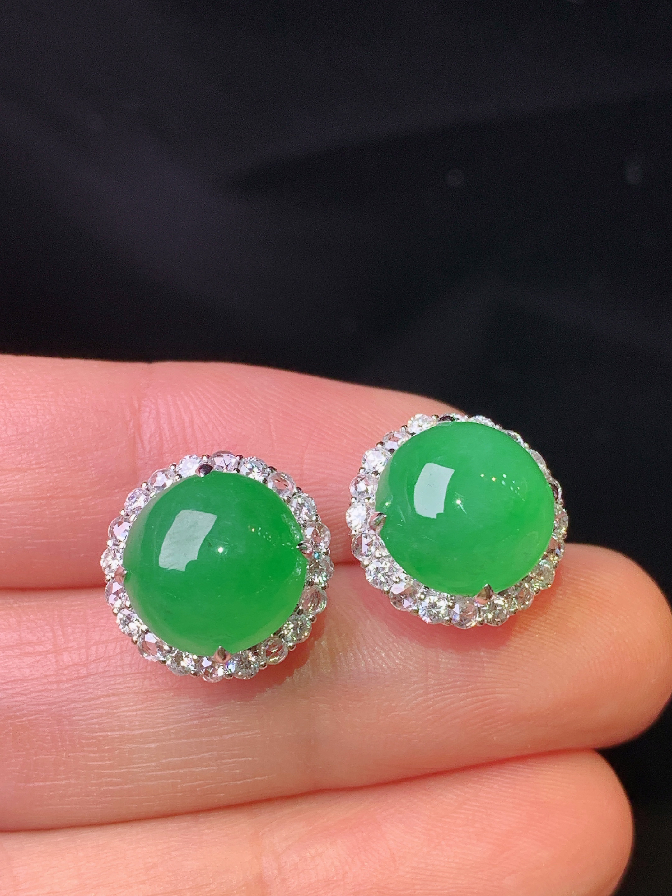 18k金钻镶嵌满绿蛋面耳钉 玉质细腻 色泽艳丽清新 整体尺寸13*8.5