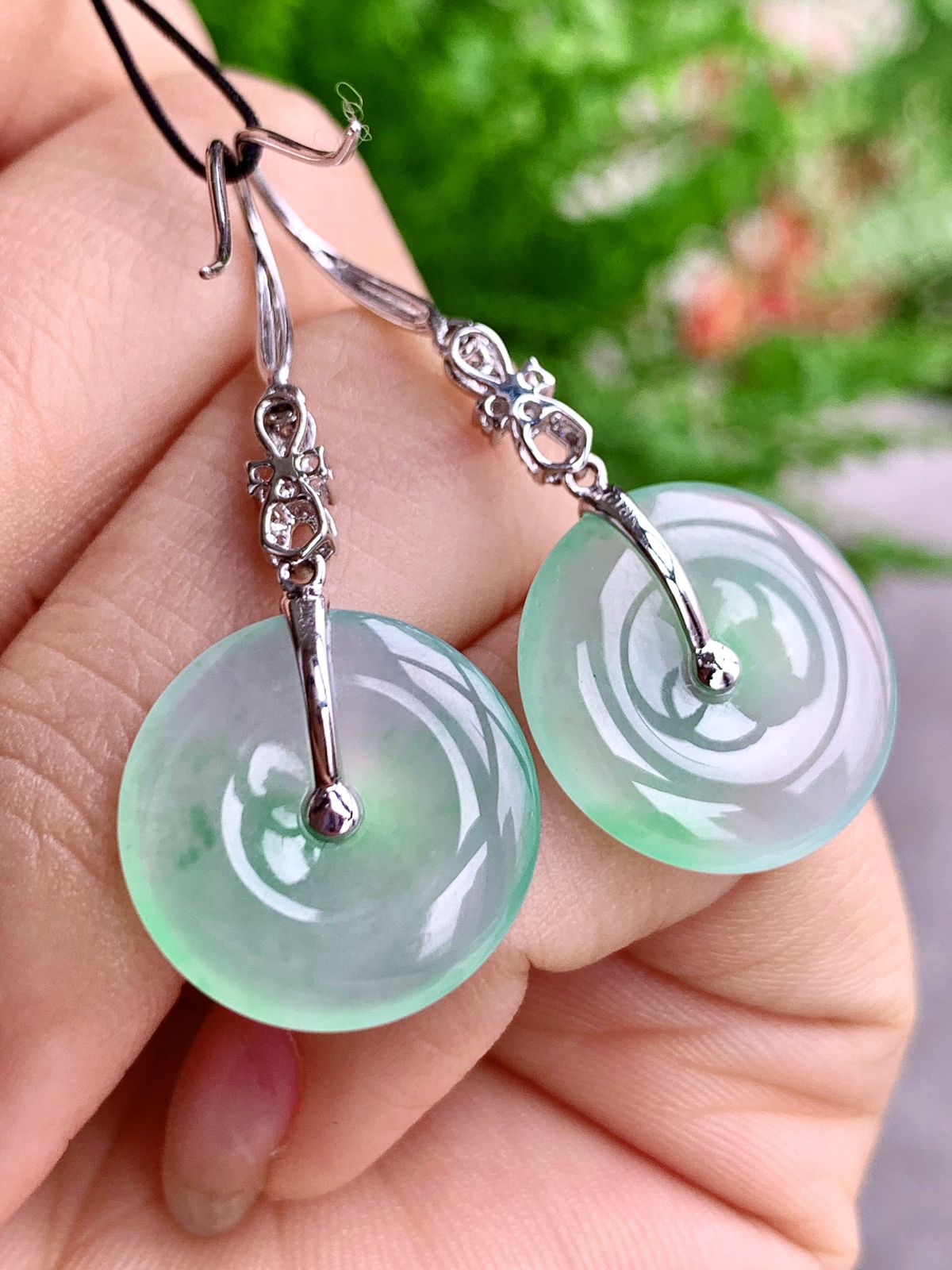 【镶嵌】️高冰飘绿花平安扣耳坠 
【说明】缅料  18k金镶嵌 性价比高  
【整体】37.7
【裸石】16.7-3.3
【重量】5.1克