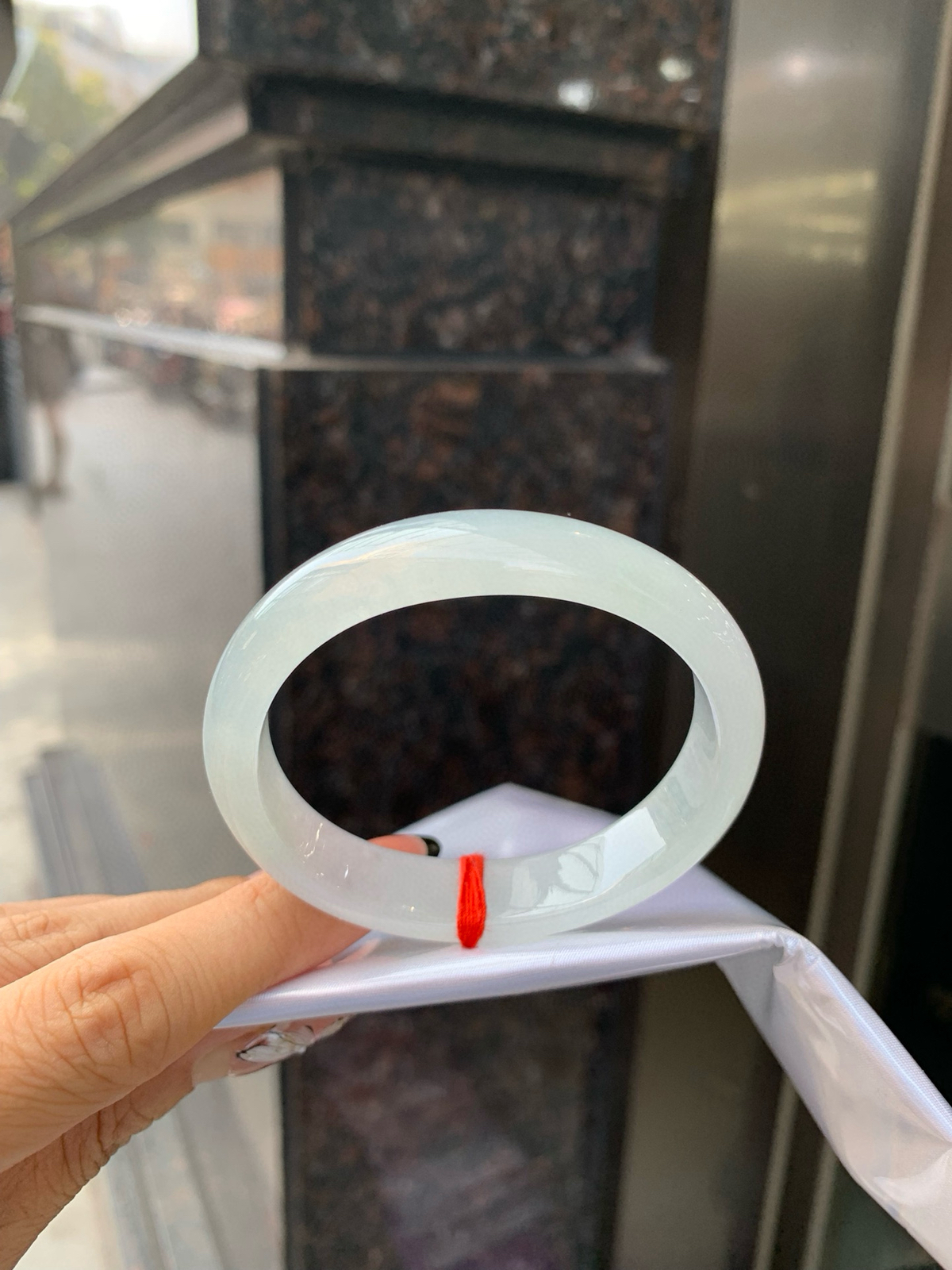 白冰贵妃
54.5-47.8-6.7-12.7
打灯细纹，不影响，底妆纯净冰透，一腕清透，干净无瑕，不愧是翡翠中的初恋，无色亦动人