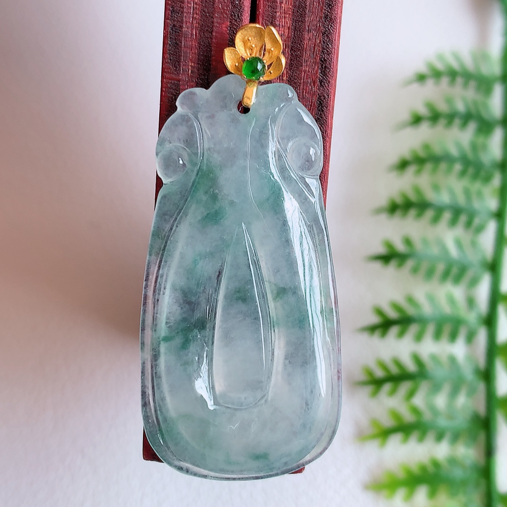 18k金扣冰润福贝翡翠吊坠，寓意“辈辈有福，财源广进”水足莹润。通体清新通透，佩戴效果优雅迷人，W142.5  尺寸：34-17-2.8mm