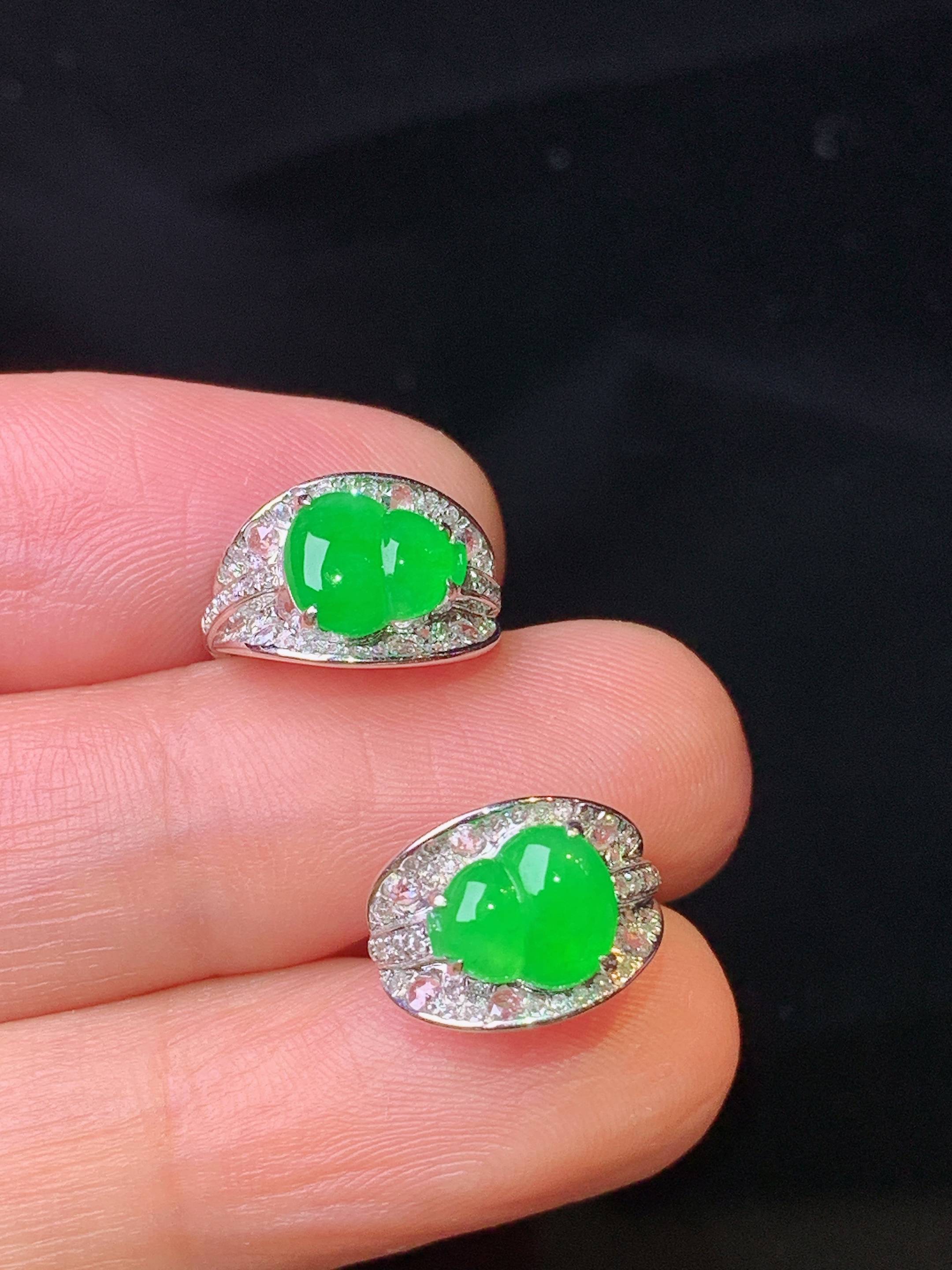 18k金钻镶嵌满绿葫芦耳钉 玉质细腻 色泽艳丽清新 裸石尺寸7.5*6*2.2