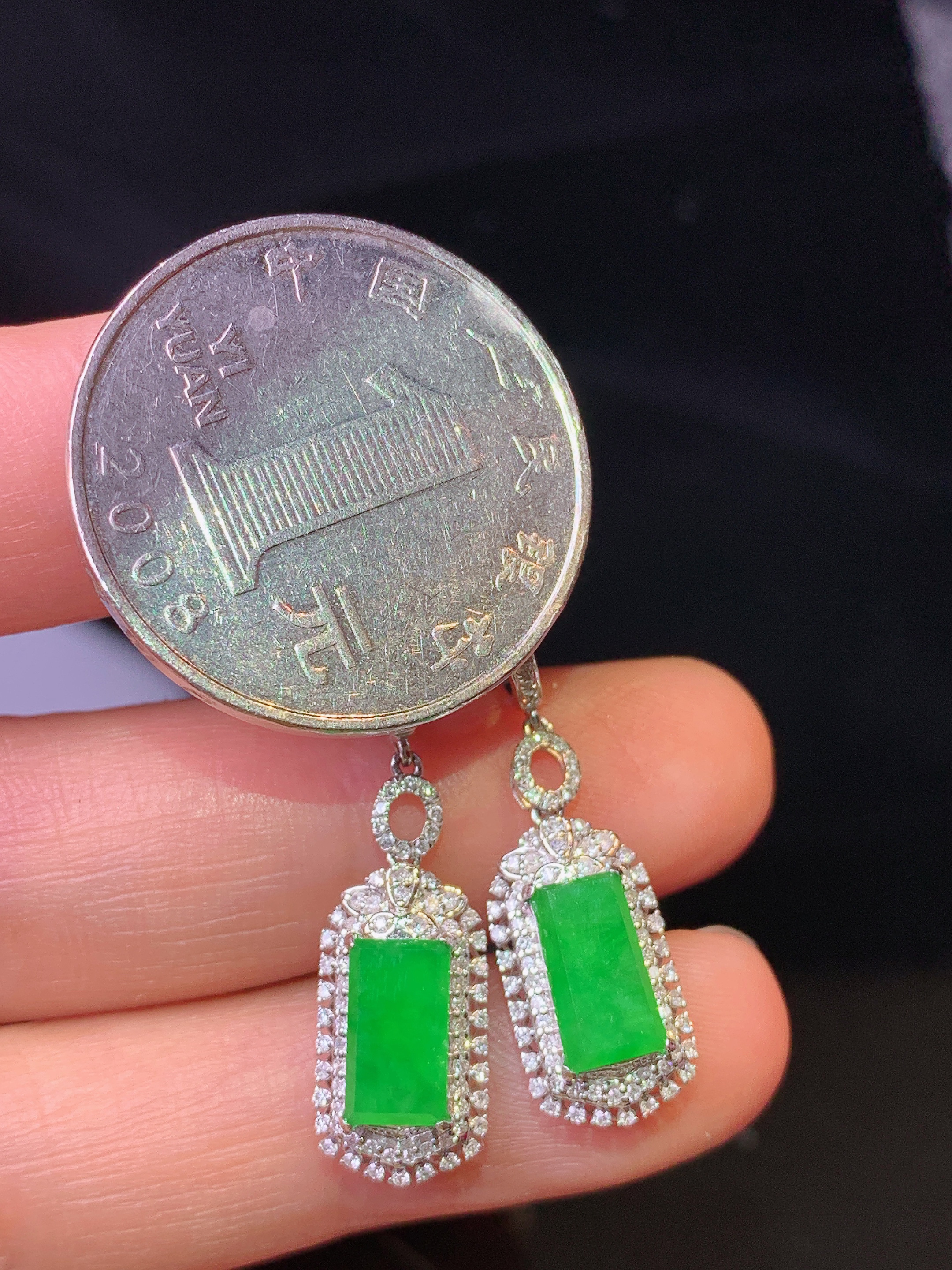18k金钻镶嵌满绿无事牌耳坠 玉质细腻 色泽艳丽清新 整体尺寸31.6*8.3*6.3