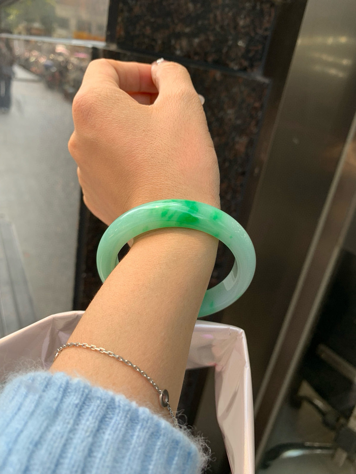 白底青阳绿正圈
53-8.3-11.3
打灯细纹，底妆水润，干净细腻，简约却充满灵气，几抹阳绿花色点缀，清新如芽，宛若自然的画卷凝结于腕间，静中带动，韵味悠长