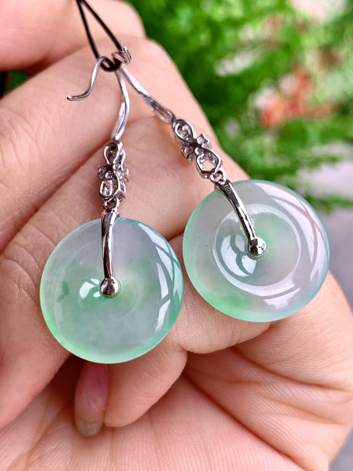 【镶嵌】️高冰飘绿花平安扣耳坠 
【说明】缅料  18k金镶嵌 性价比高  
【整体】37.7
【裸石】16.7-3.3
【重量】5.1克