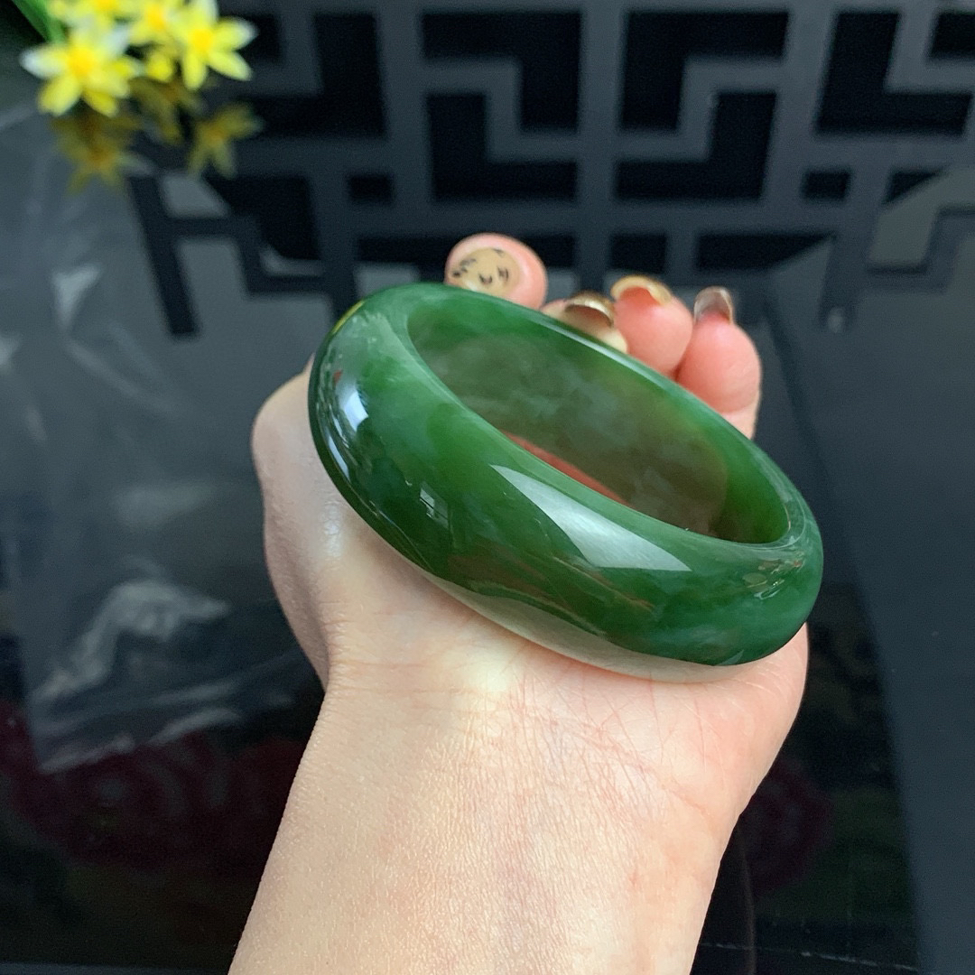 ￼ 收藏款，和田玉55.8圈口阳绿色宽版猫眼碧玉手镯！玉质细腻油润 底色纯净 无裂无杂 脂粉好，品质高。