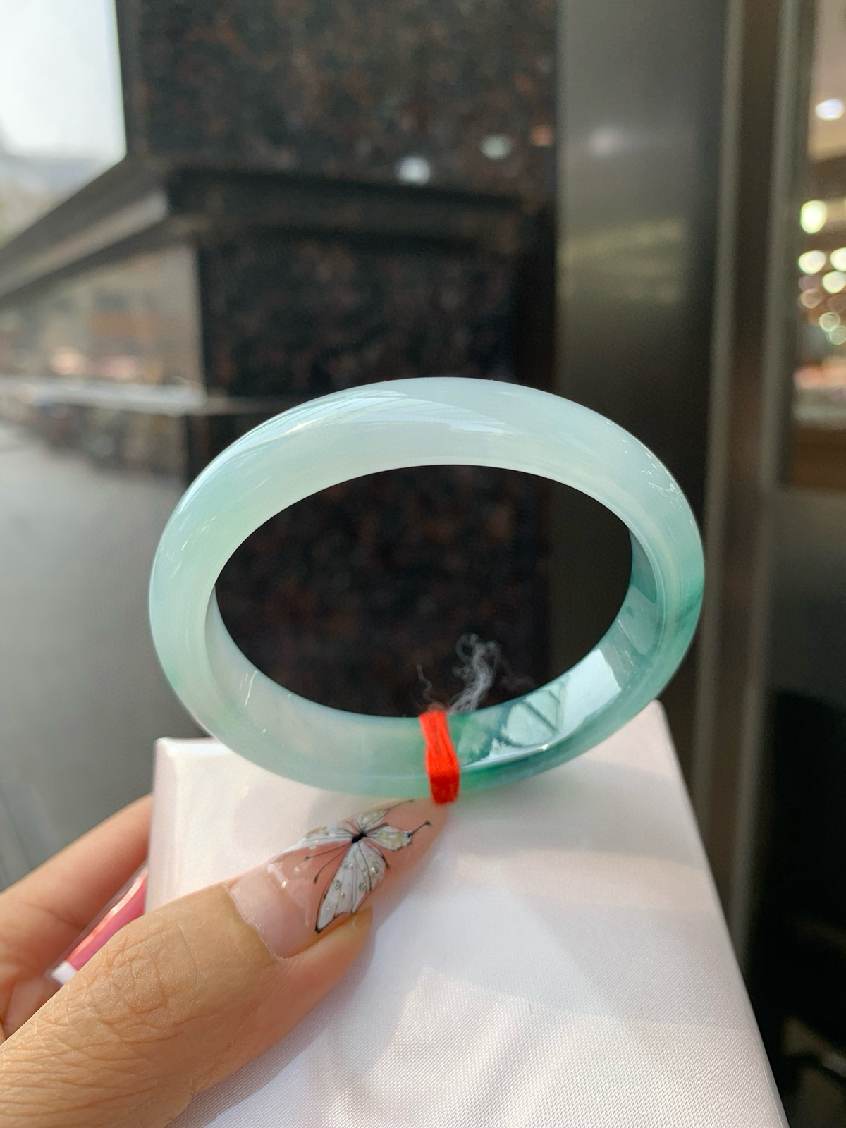 冰墨绿贵妃
54-45.8-7.2-11.8
打灯棉线，底妆冰透，细腻，烟雨入江南，丹青水墨，朦胧江南的意境镯，青花瓷般的冰飘蓝花水墨画，妙笔丹青笔墨如画，镯子青白分明如盈盈碧水莹润水灵山水画，飘逸灵动的画色倘徉在水光中泛起阵阵涟漪。