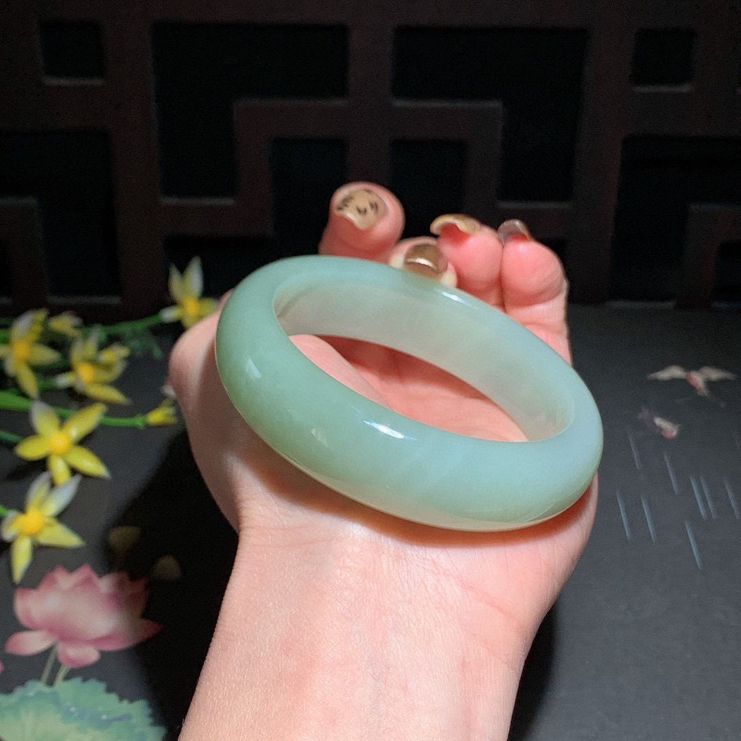 和田玉56.5圈且末蓝宽版手镯！玉质细腻油润 底色纯净 无裂无杂 脂粉好，品质高。