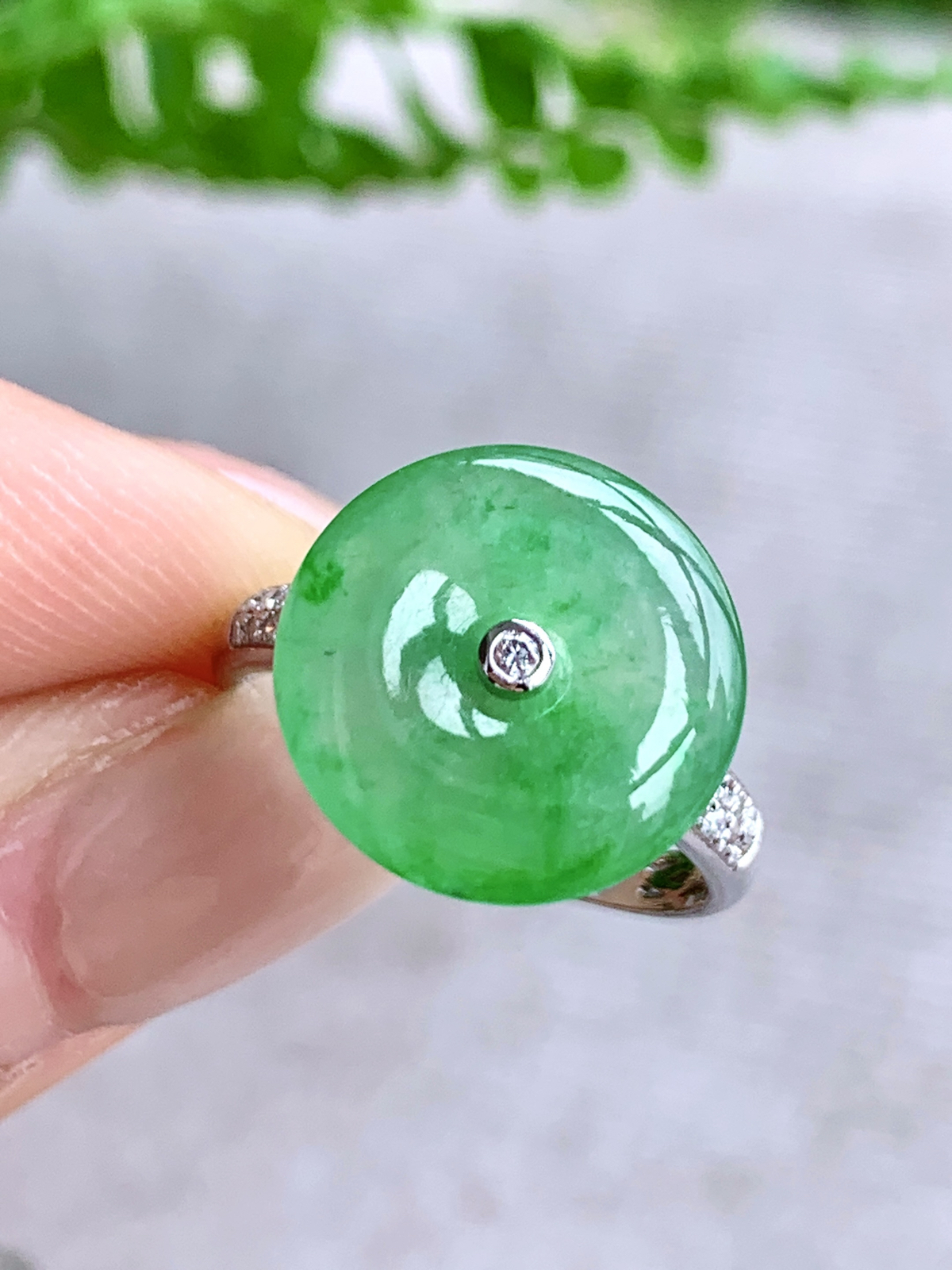 【镶嵌】️高冰飘绿花平安扣戒指
【说明】缅料  18k金镶嵌 性价比高  
【裸石】14.3-3.4
【圈口】14号
【重量】3.7克