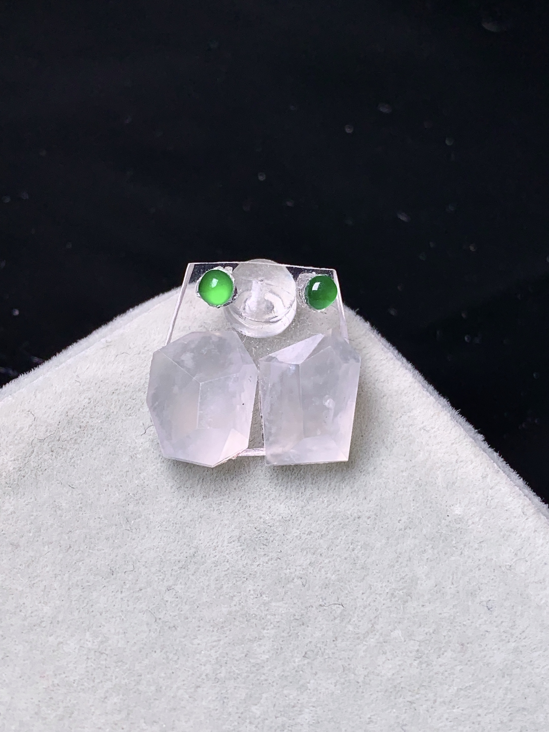 镶嵌款 冰种菱形一对 玉质细腻 色泽艳丽清新 整体尺寸9.5*7.5*4.2