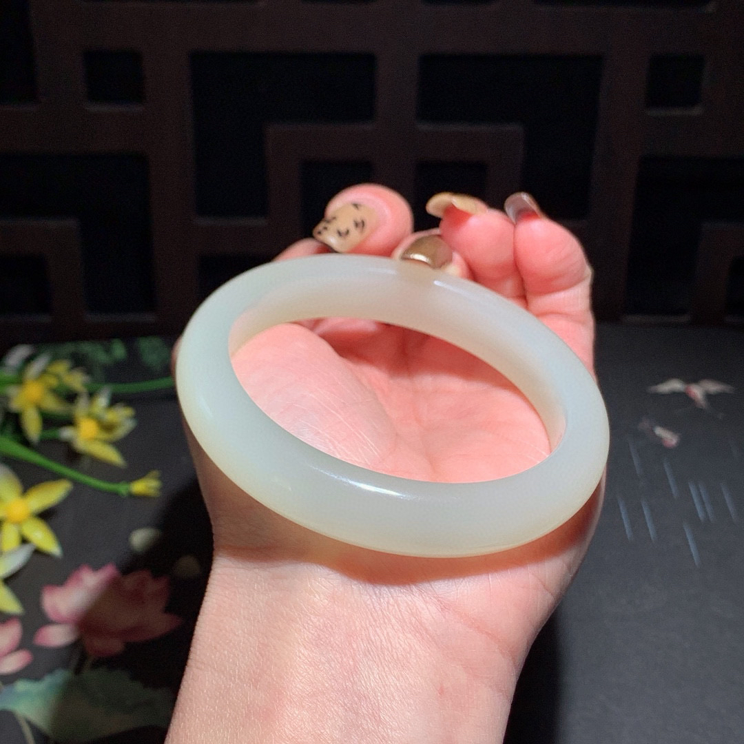 和田玉59圈晴水色手镯！玉质细腻油润 底色纯净 无裂无杂 脂粉好，品质高。